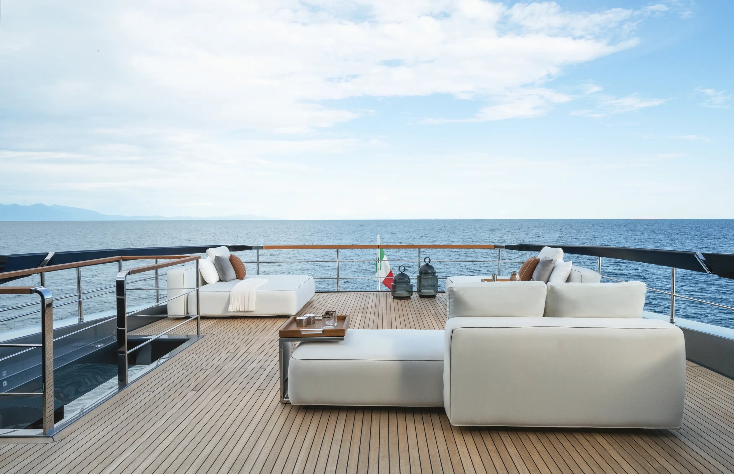 Riva 112' Dolcevita Super New, dek met loungebanken en zeezicht