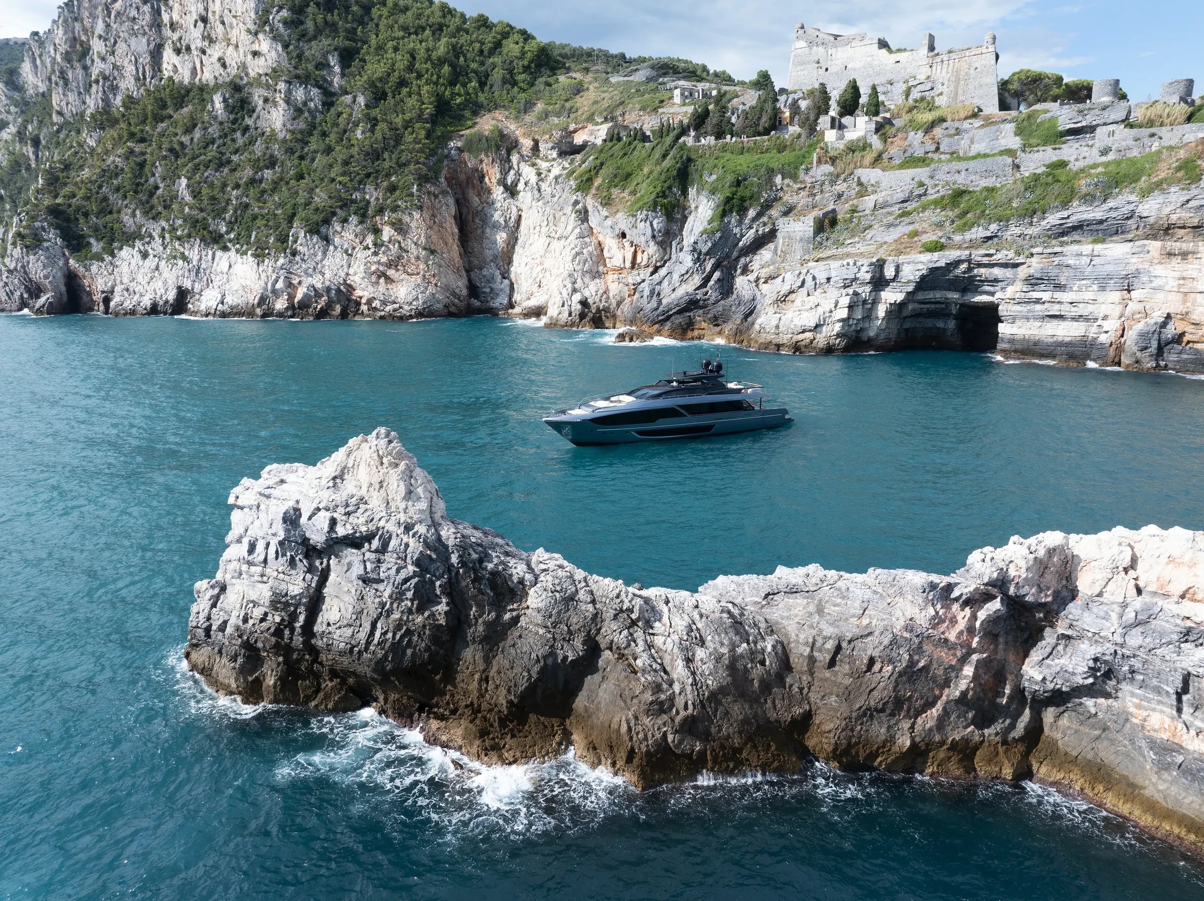 Riva 112' Dolcevita Super New, jacht in rotsachtige baai