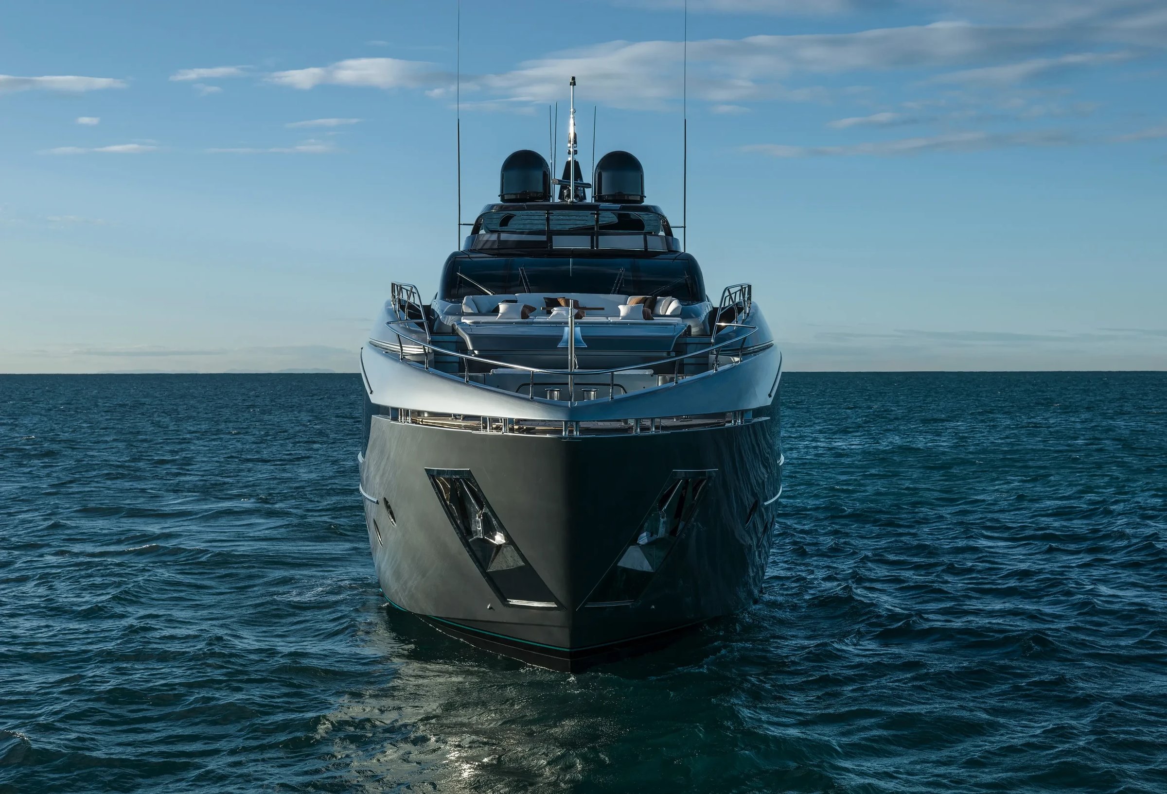 Riva 112' Dolcevita Super New, jacht op zee gefotografeerd van voren