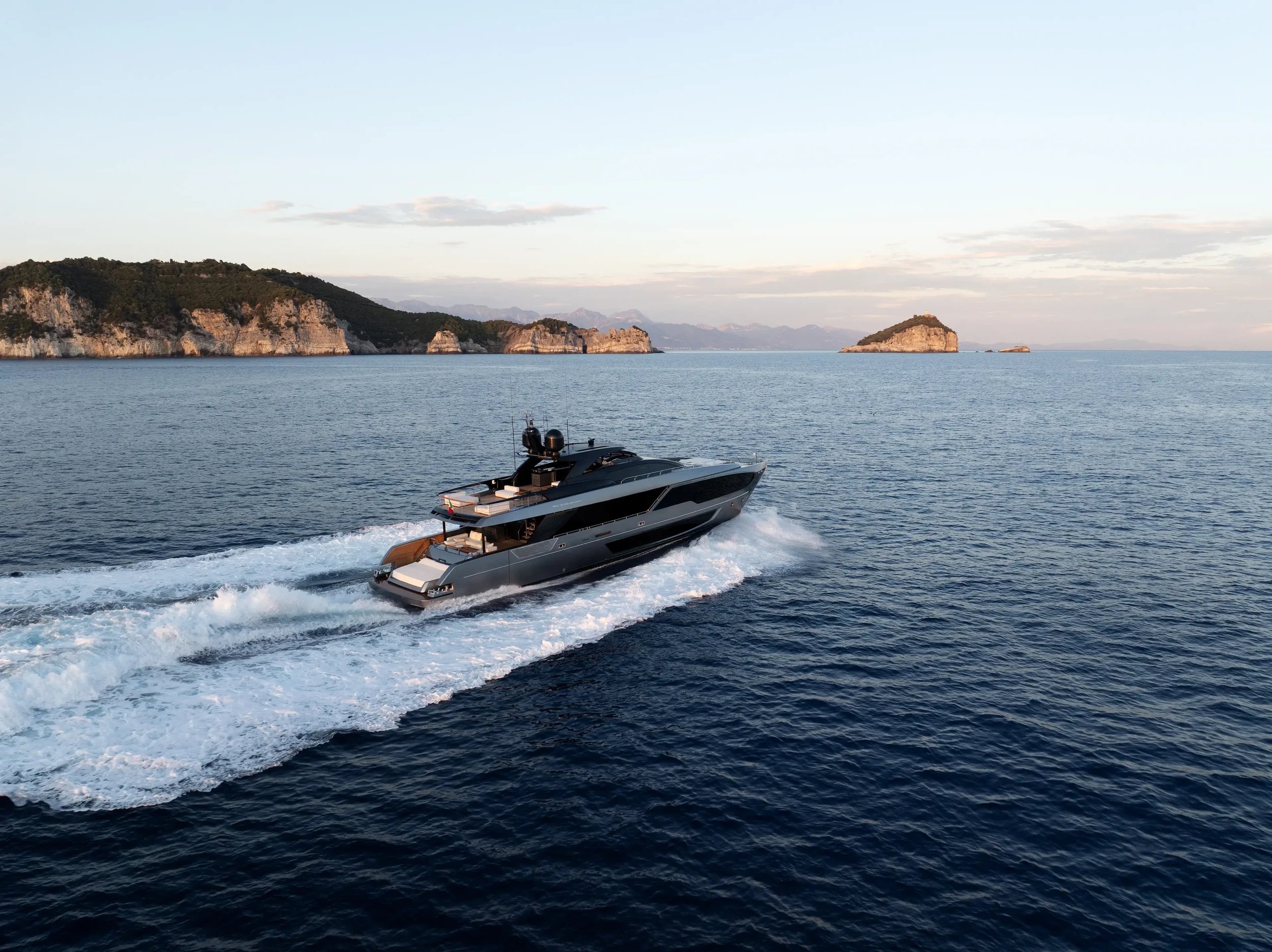 Riva 112' Dolcevita Super New, jacht vaart op zee bij kust