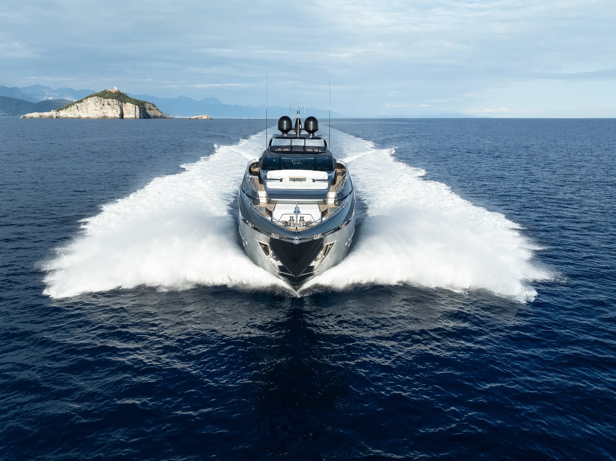 Riva 112' Dolcevita Super New, jacht varend met grote boeggolf
