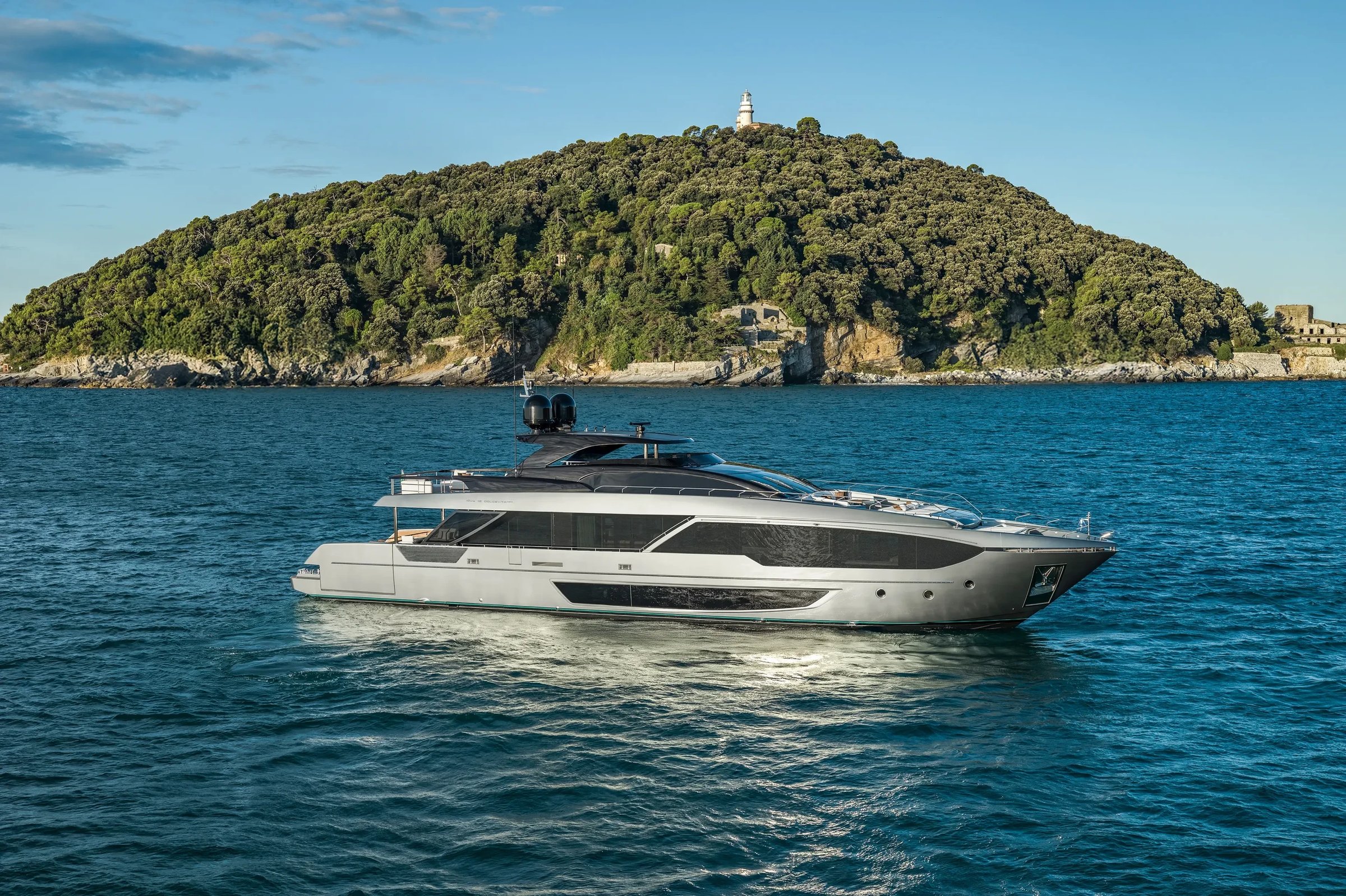 Riva 112' Dolcevita Super New, jacht varend voor groen eiland
