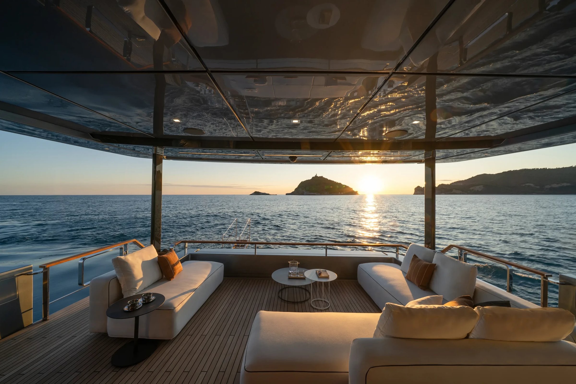 Riva 112' Dolcevita Super New, loungezitje op achterdek bij zonsondergang