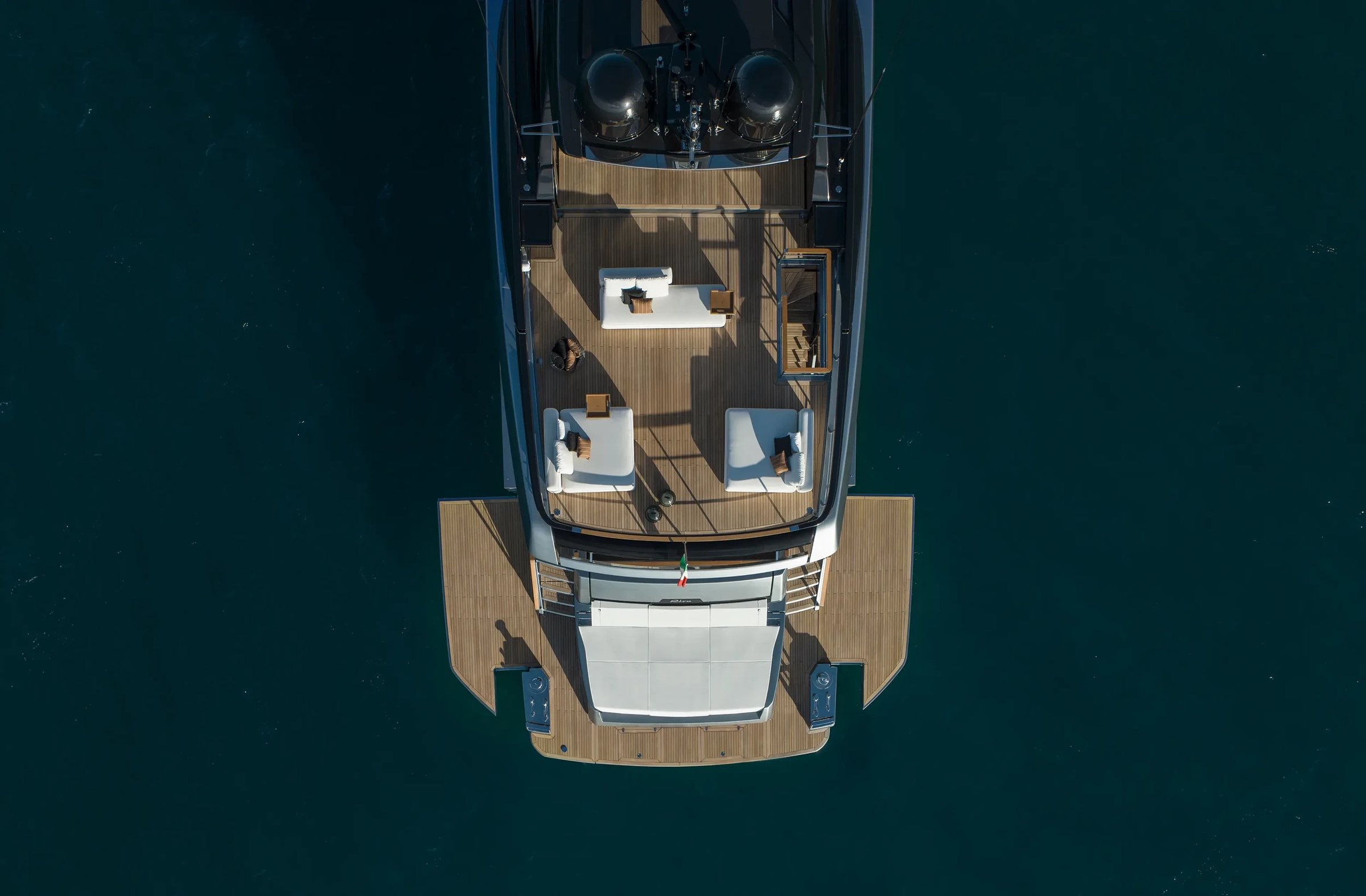 Riva 112' Dolcevita Super New, luchtfoto dek jacht met lounge
