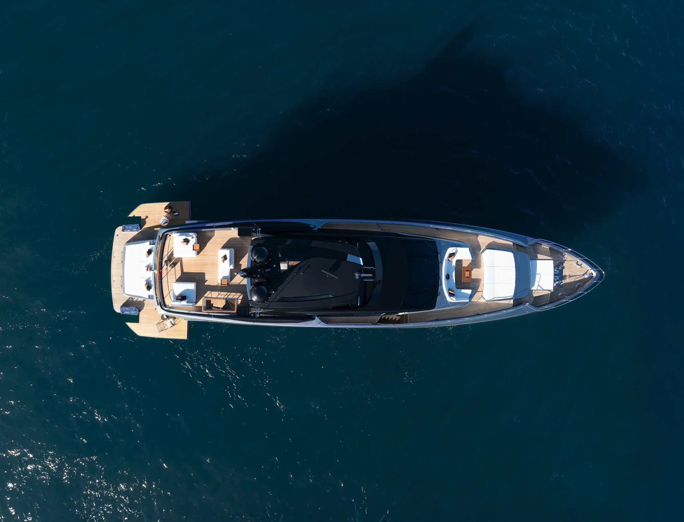 Riva 112' Dolcevita Super New, luchtfoto jacht op zee