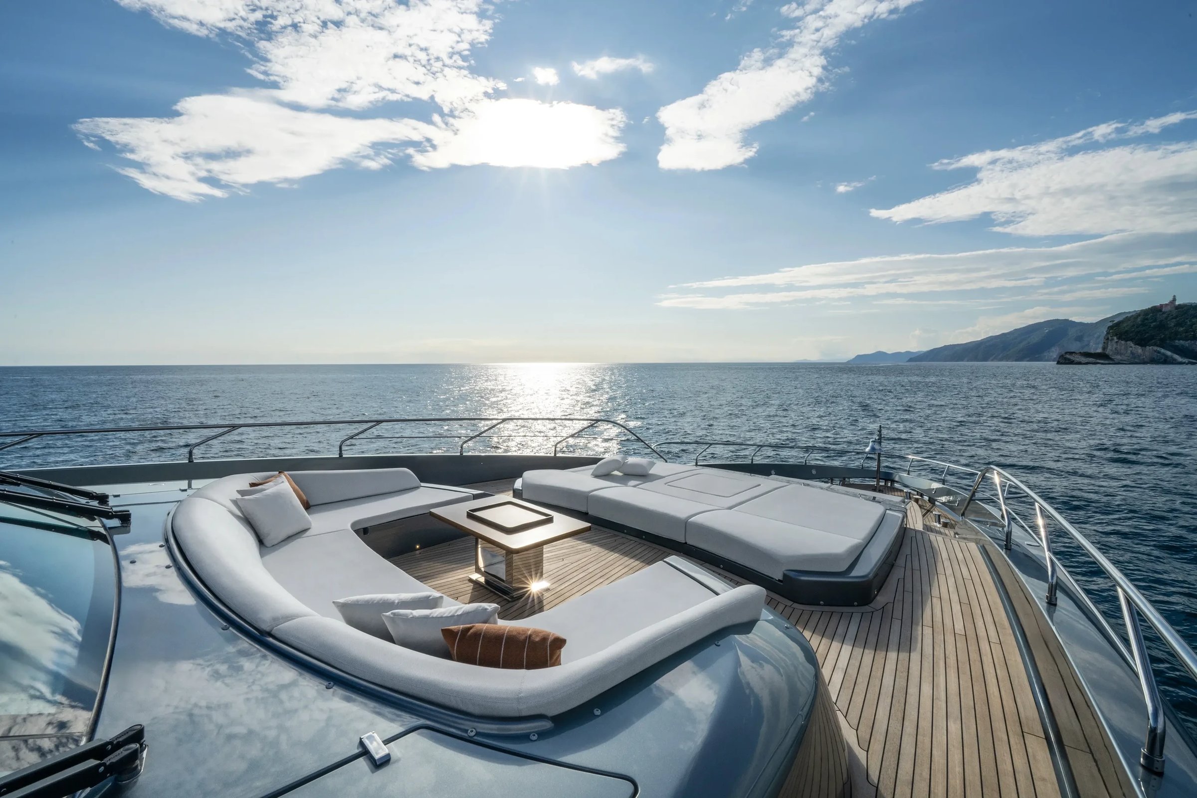 Riva 112' Dolcevita Super New, voordek met loungebank op jacht