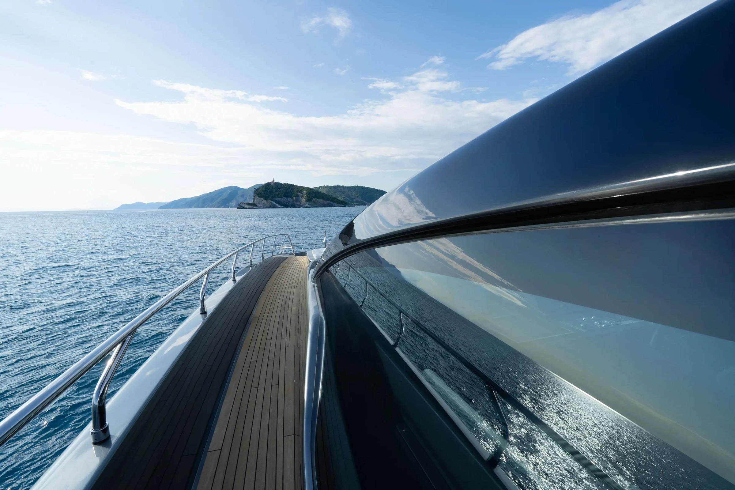 Riva 112' Dolcevita Super New, voordek met uitzicht op kustlijn