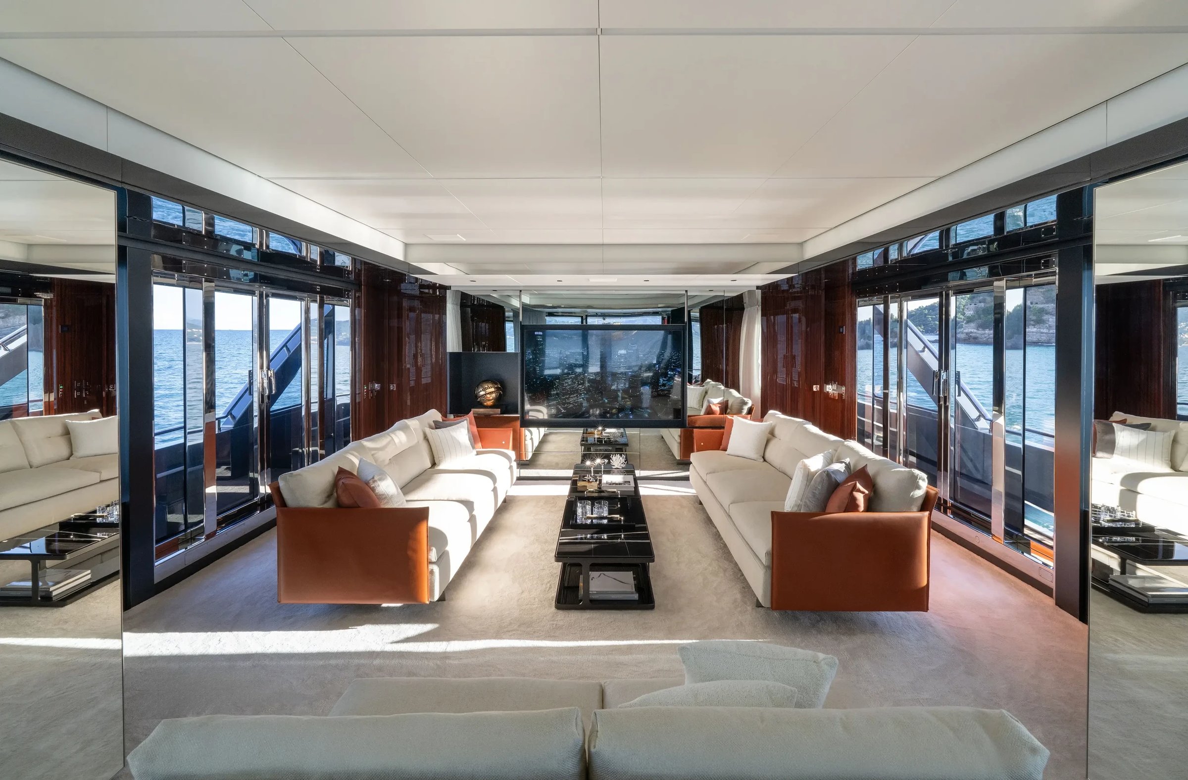 Riva 112' Dolcevita Super New, luxe salon met zithoek