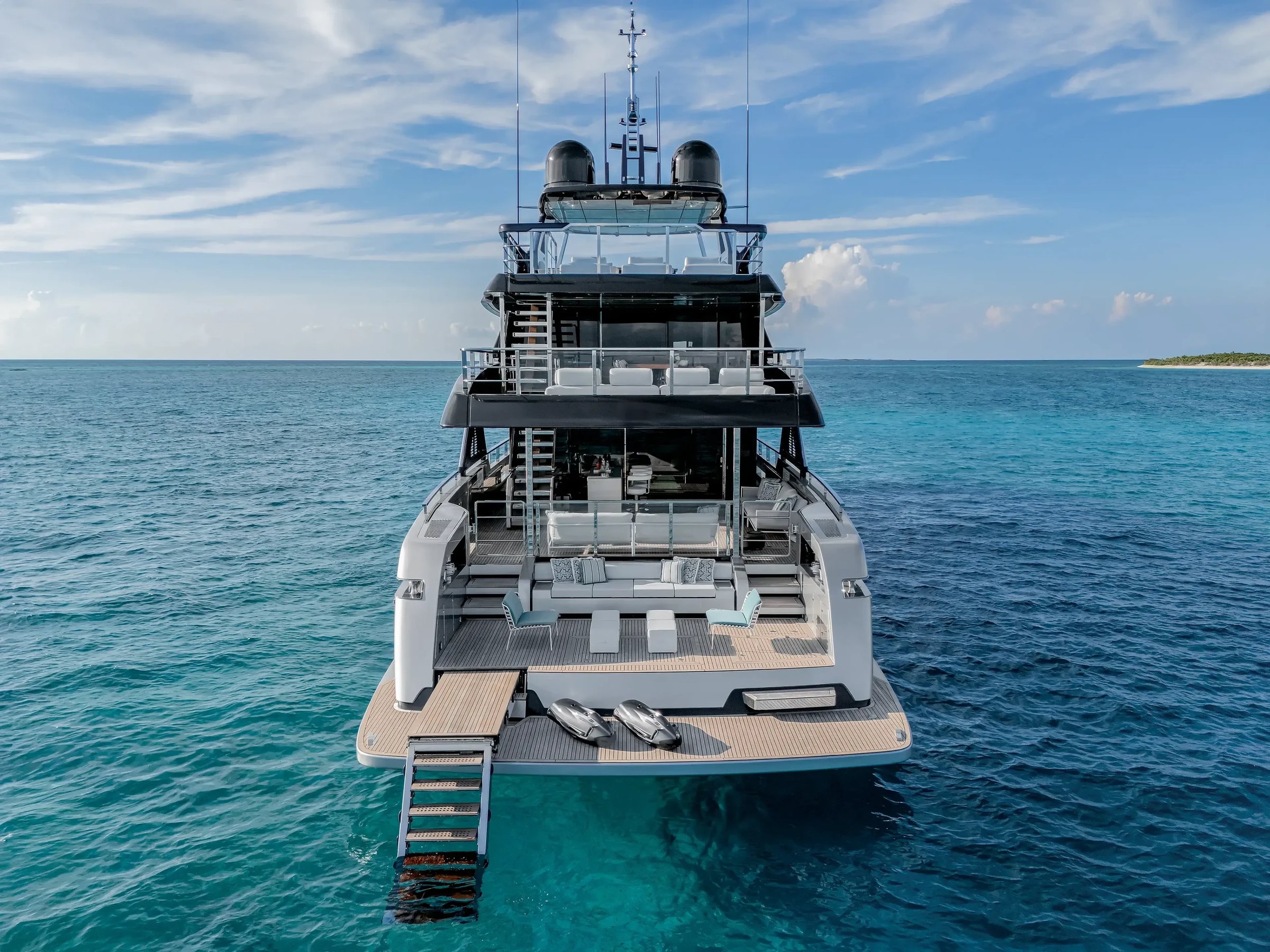Riva 130' Bellissima, achteraanzicht jacht met zwemplatform