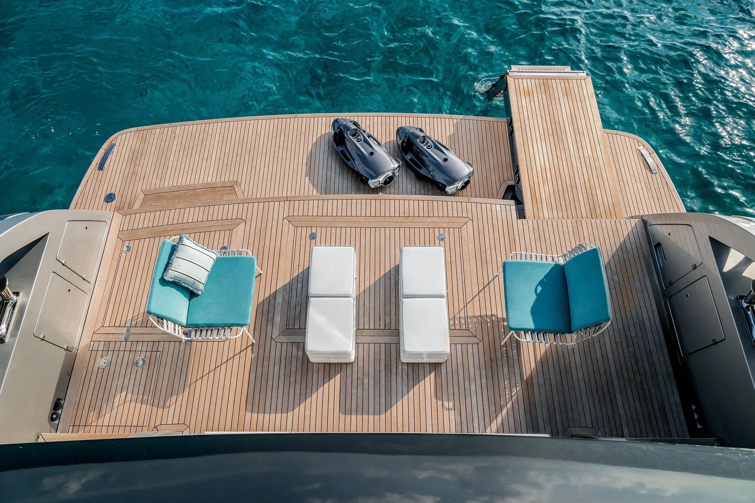 Riva 130' Bellissima, achterdek met loungestoelen bovenaanzicht