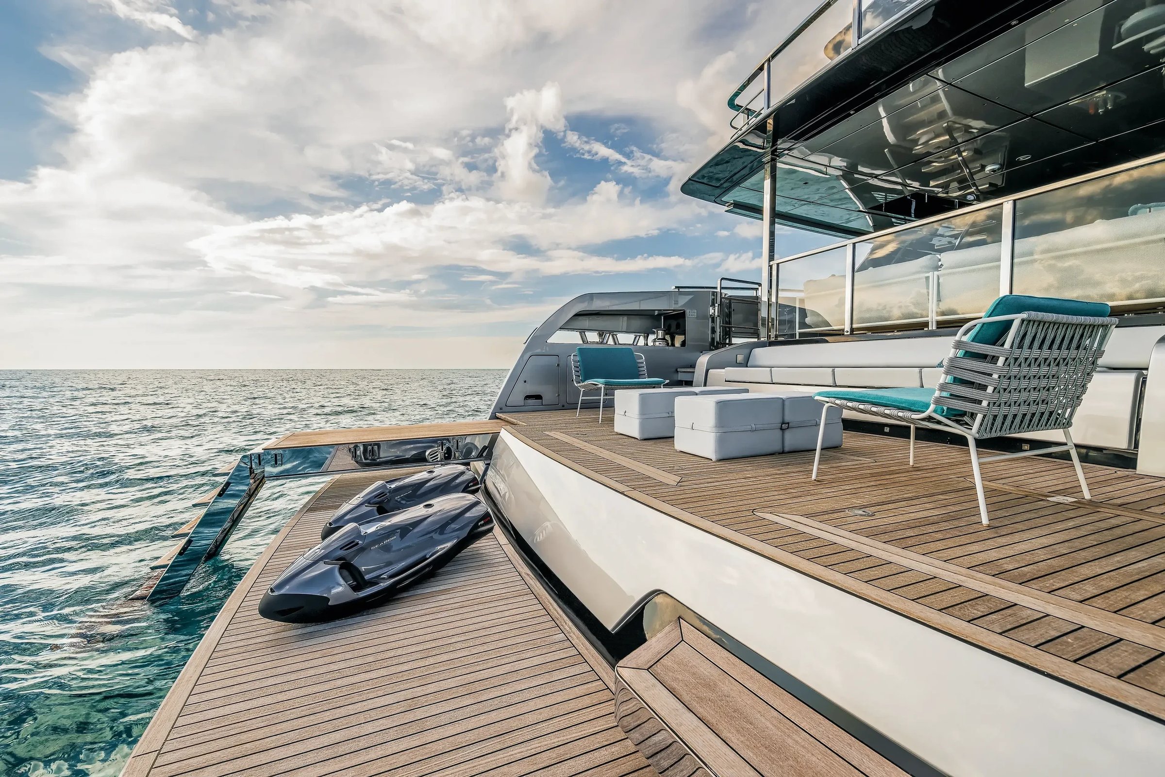 Riva 130' Bellissima, achterdek met loungezitjes en jetski