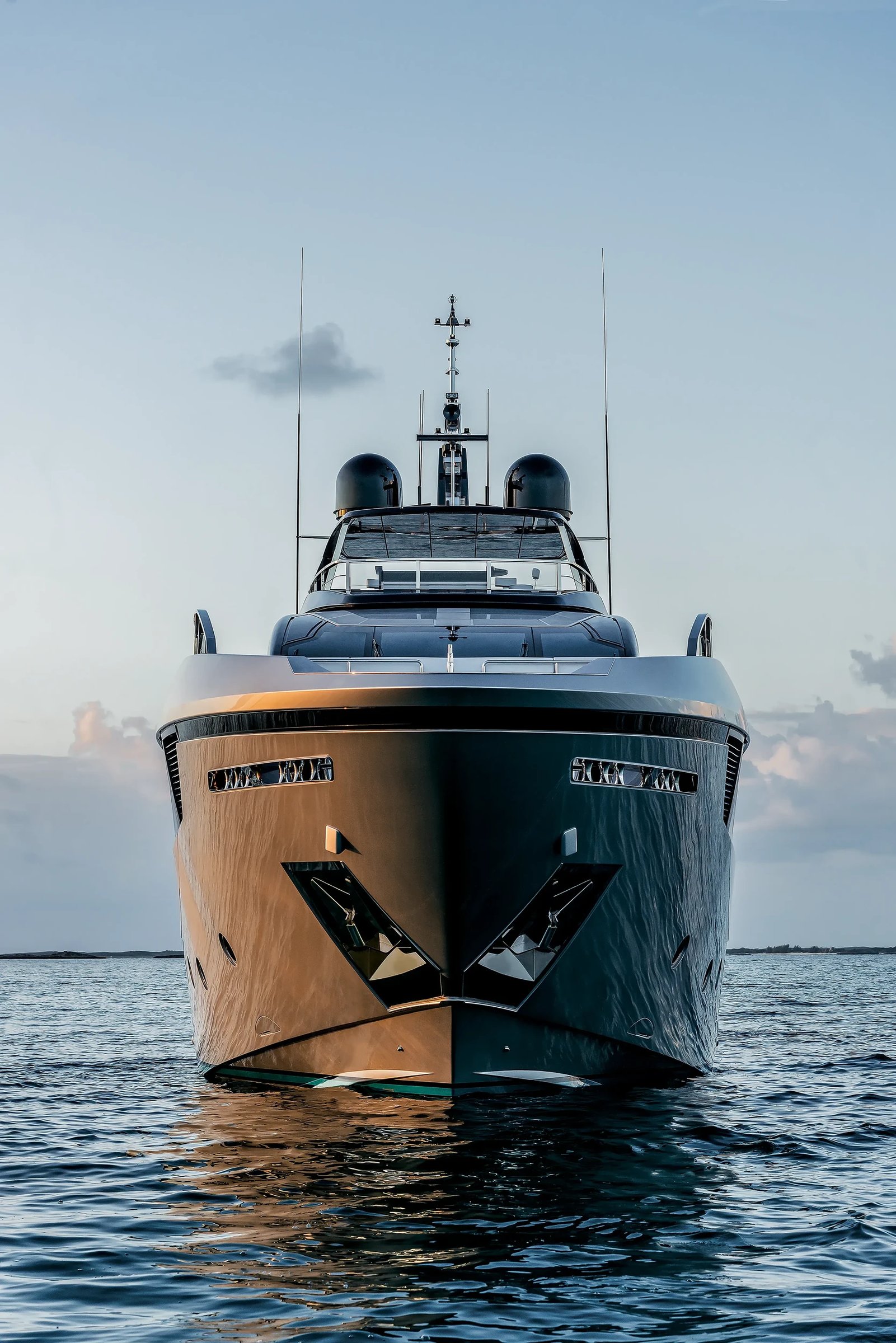 Riva 130' Bellissima, boot voorkant op zee