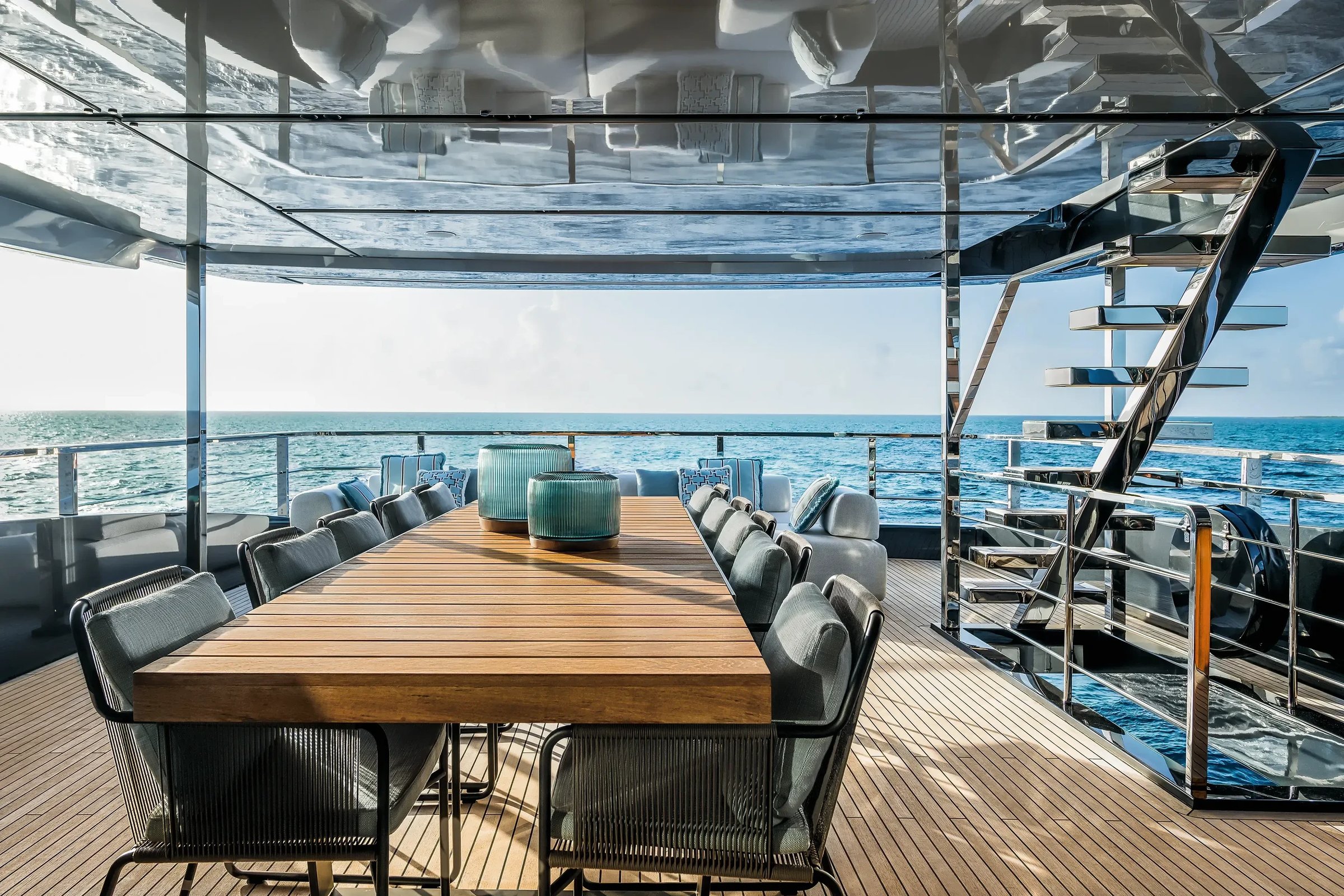 Riva 130' Bellissima, buitendek met eettafel en zee