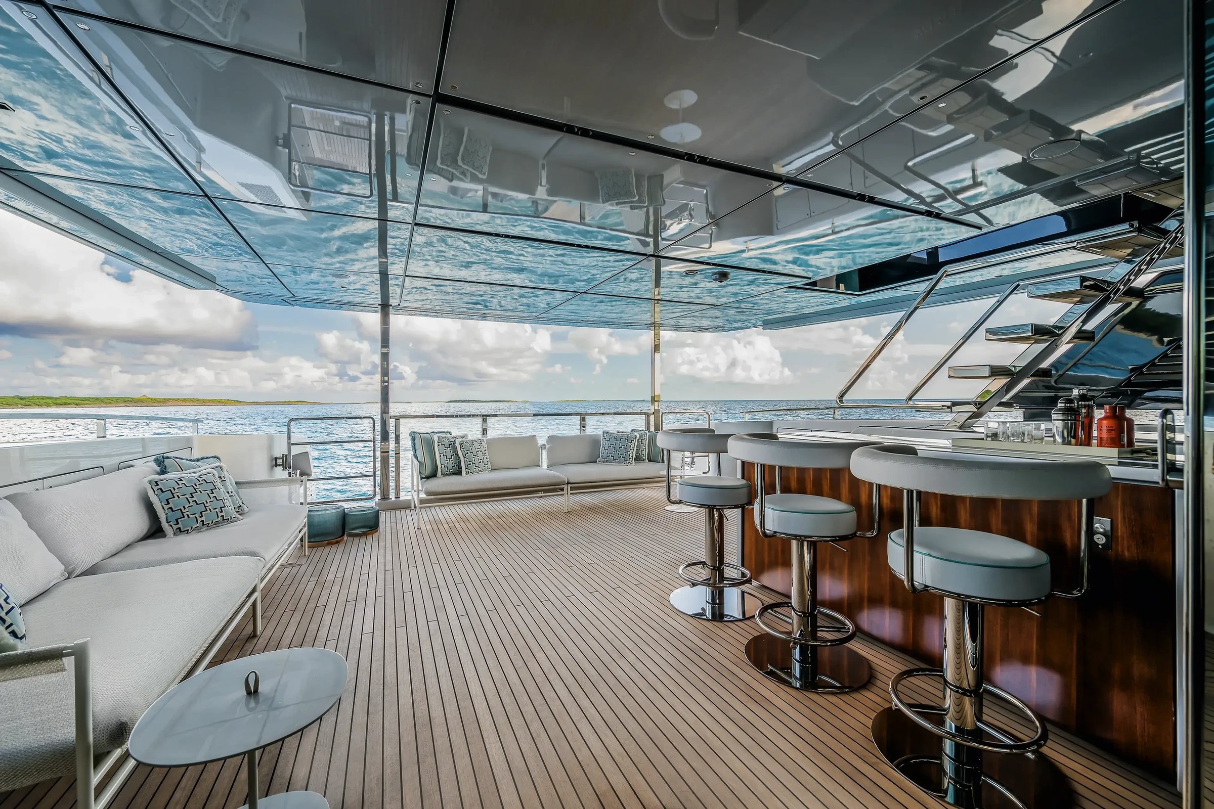 Riva 130' Bellissima, dek met loungebank en barkrukken