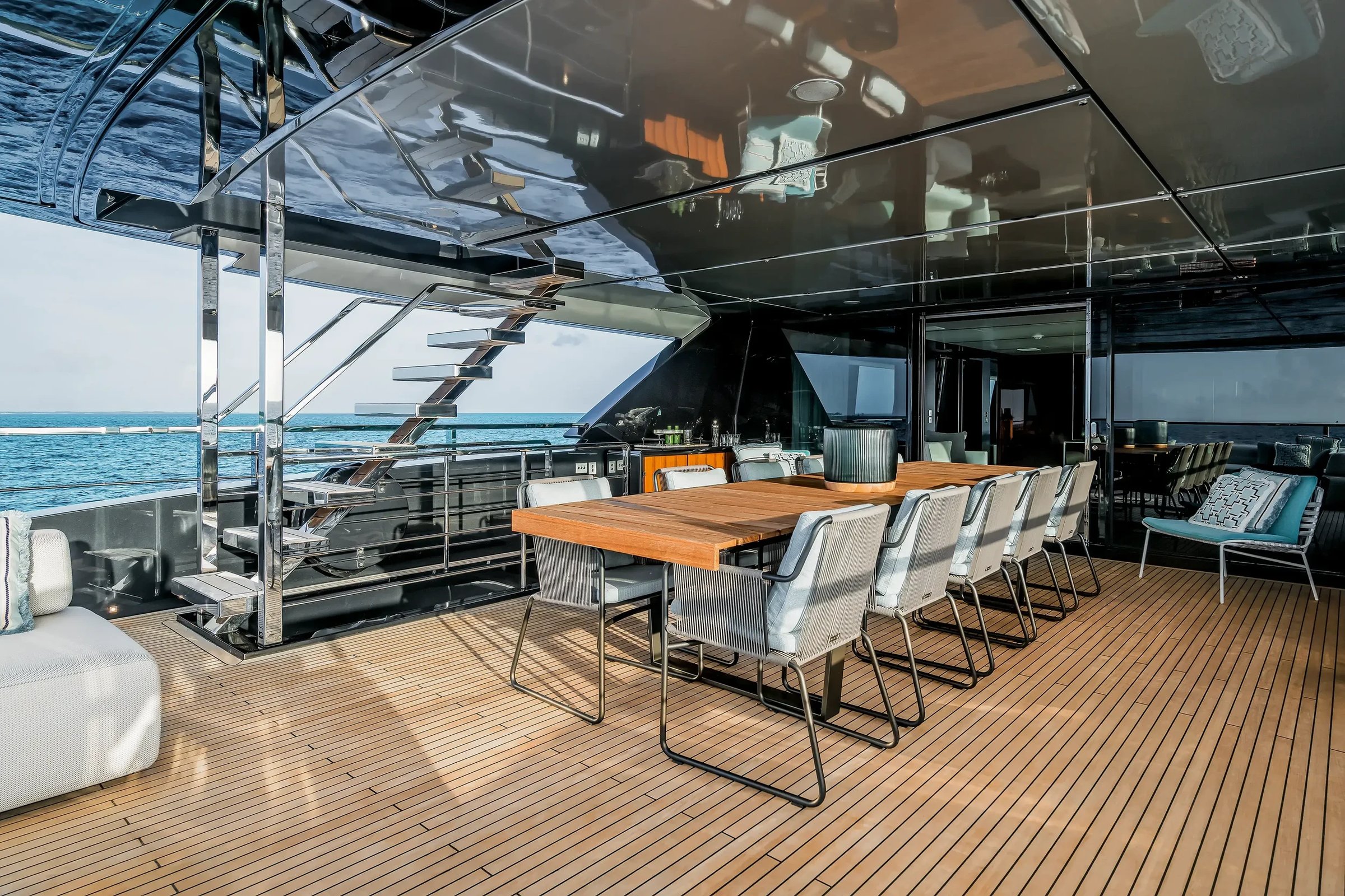Riva 130' Bellissima, dekterras met eettafel en stoelen