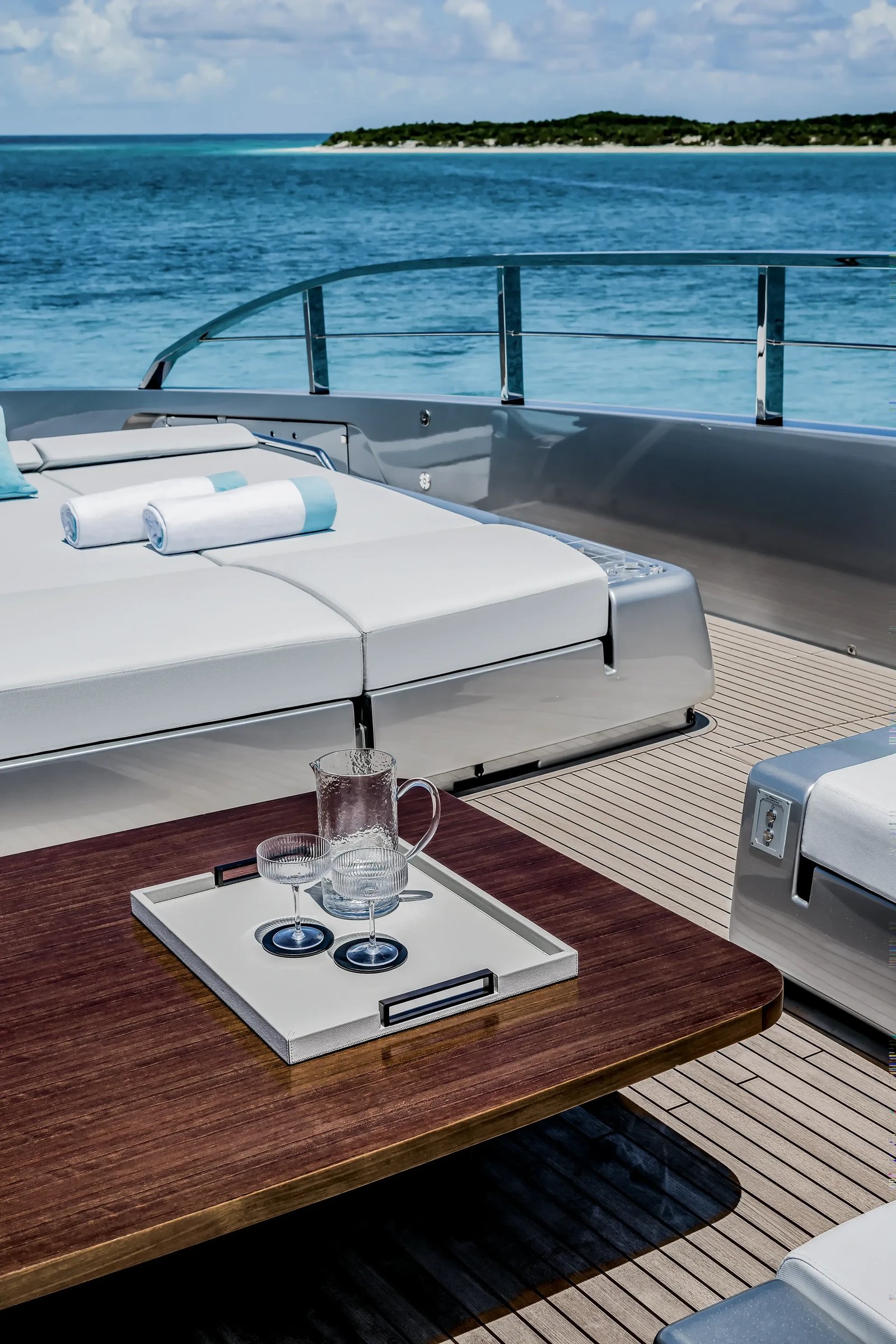 Riva 130' Bellissima, dekzitje met drankjes op tafel
