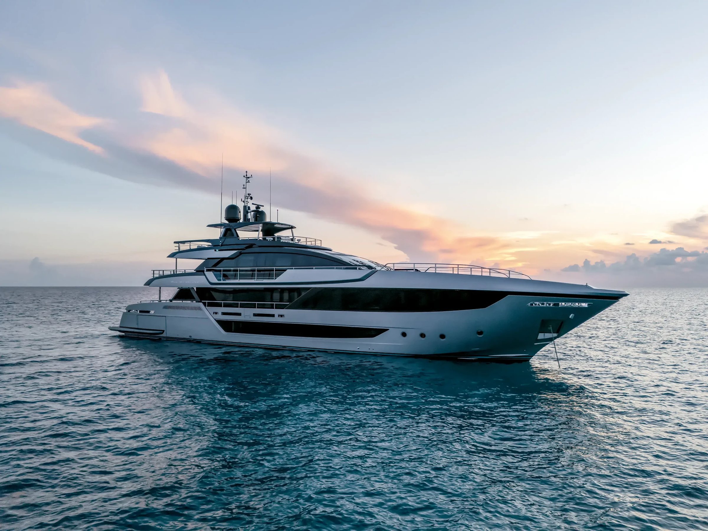 Riva 130' Bellissima, jacht op zee bij zonsondergang
