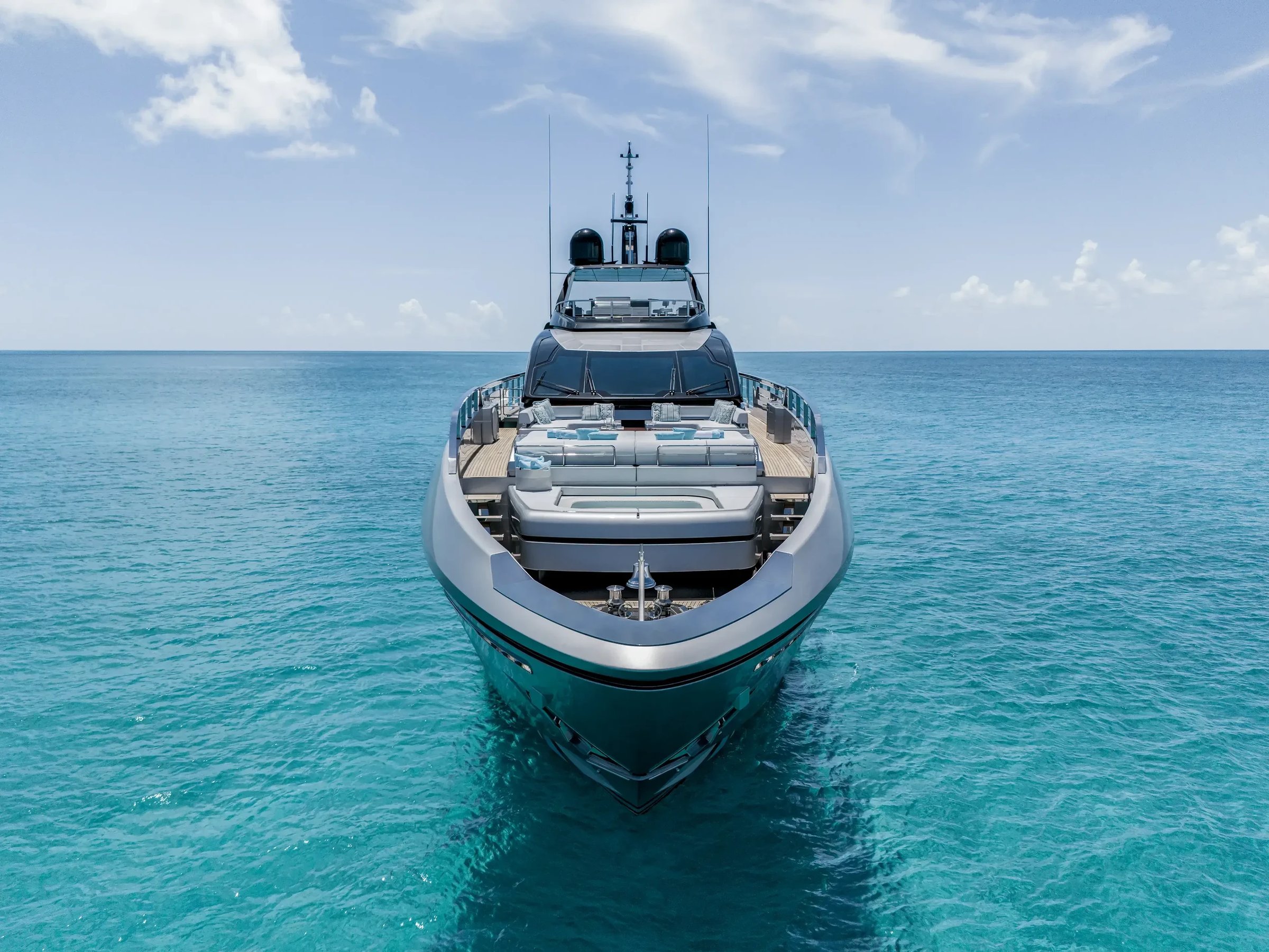 Riva 130' Bellissima, jacht op zee vooraanzicht