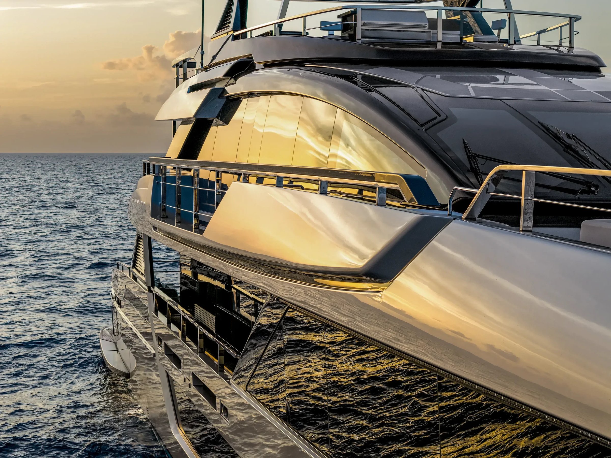 Riva 130' Bellissima, jacht op zee zonsondergang