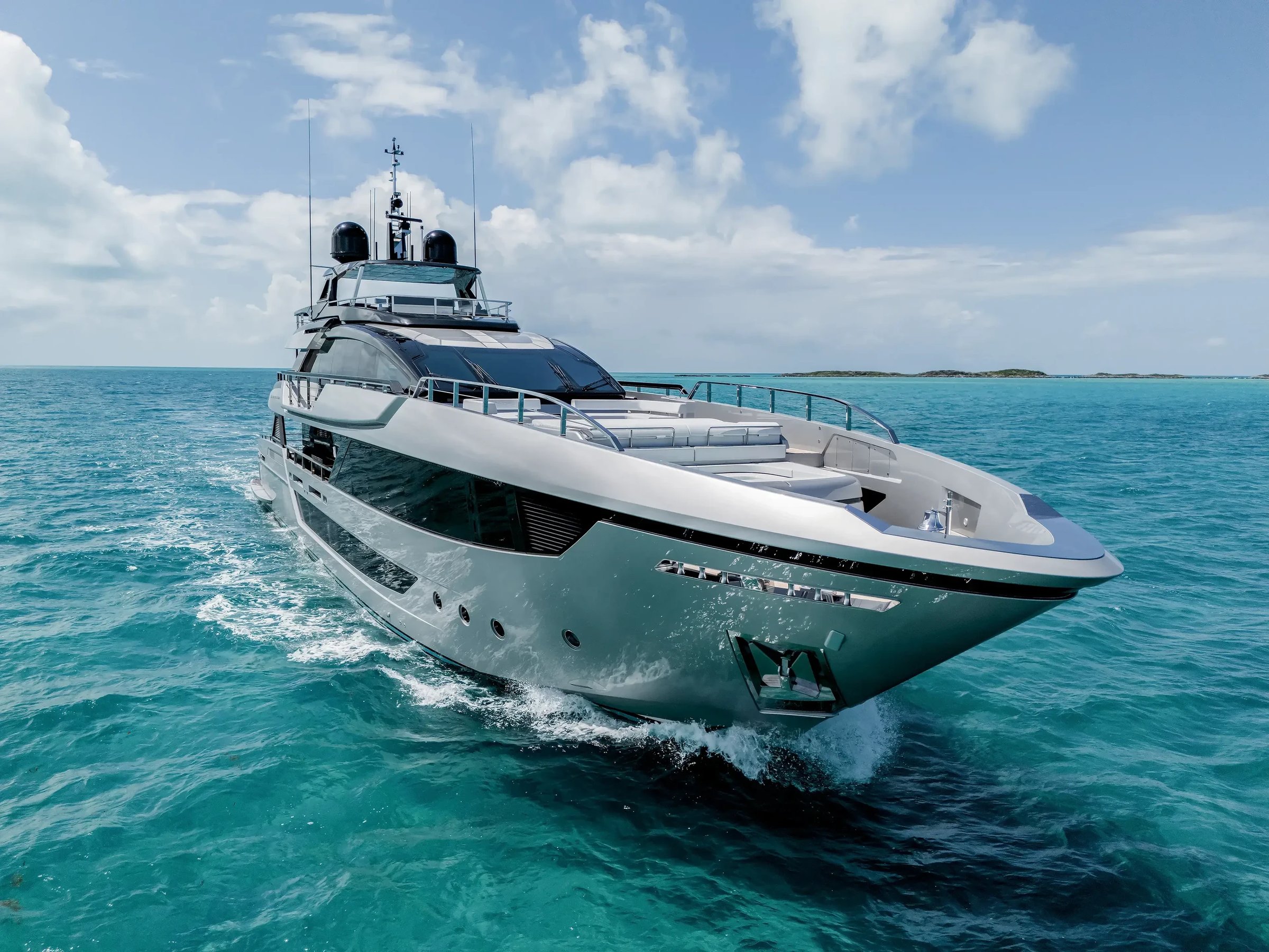 Riva 130' Bellissima, jacht varend op zee