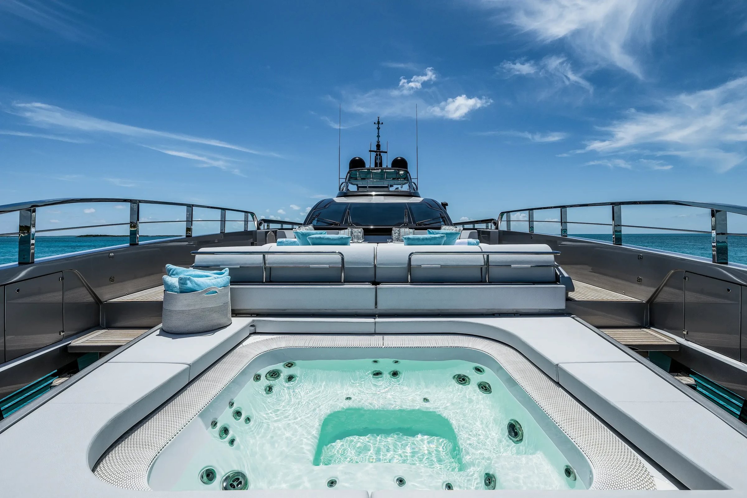 Riva 130' Bellissima, jacuzzi op voordek jacht