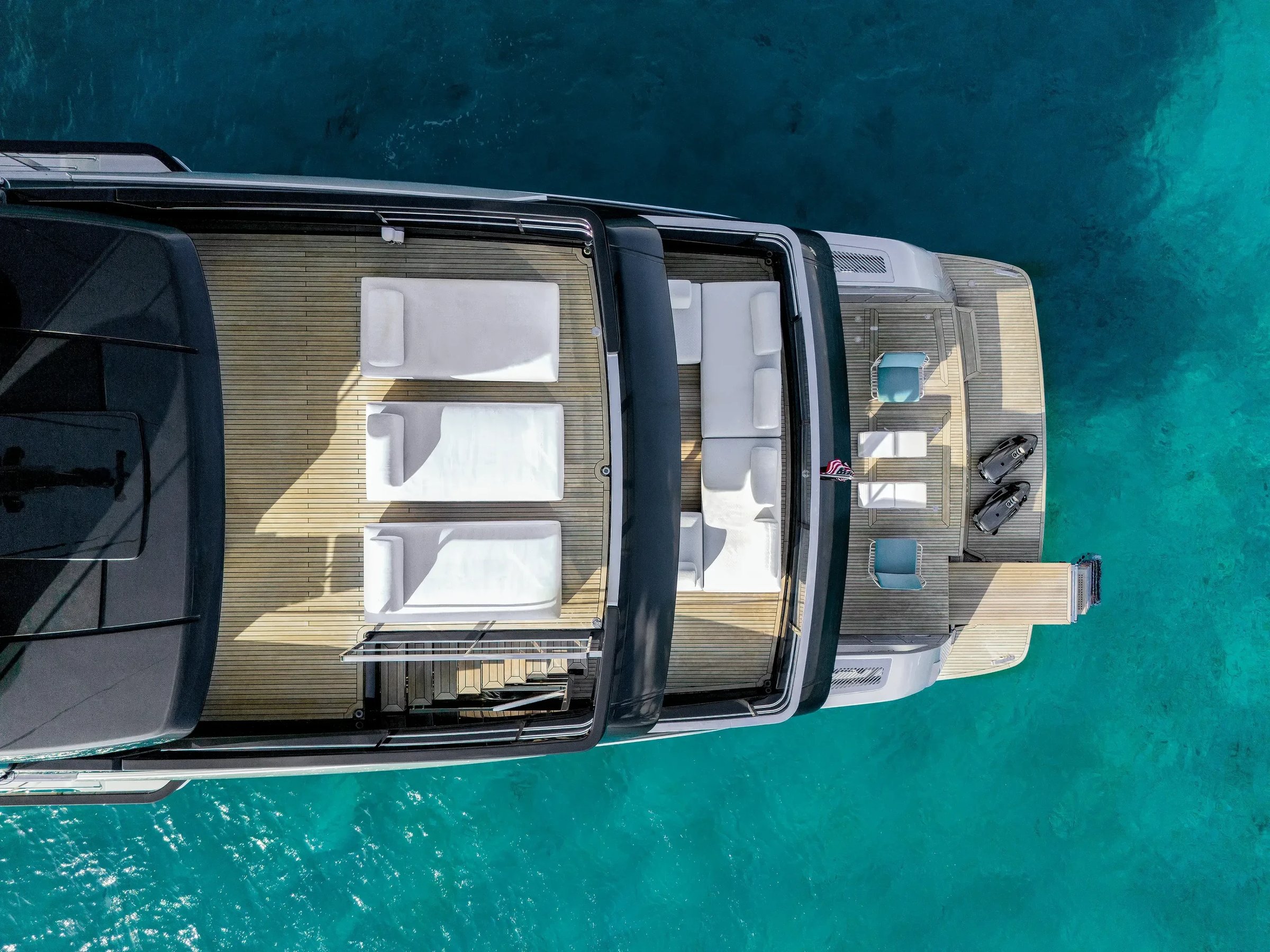 Riva 130' Bellissima, luchtfoto achterdek met ligbedden