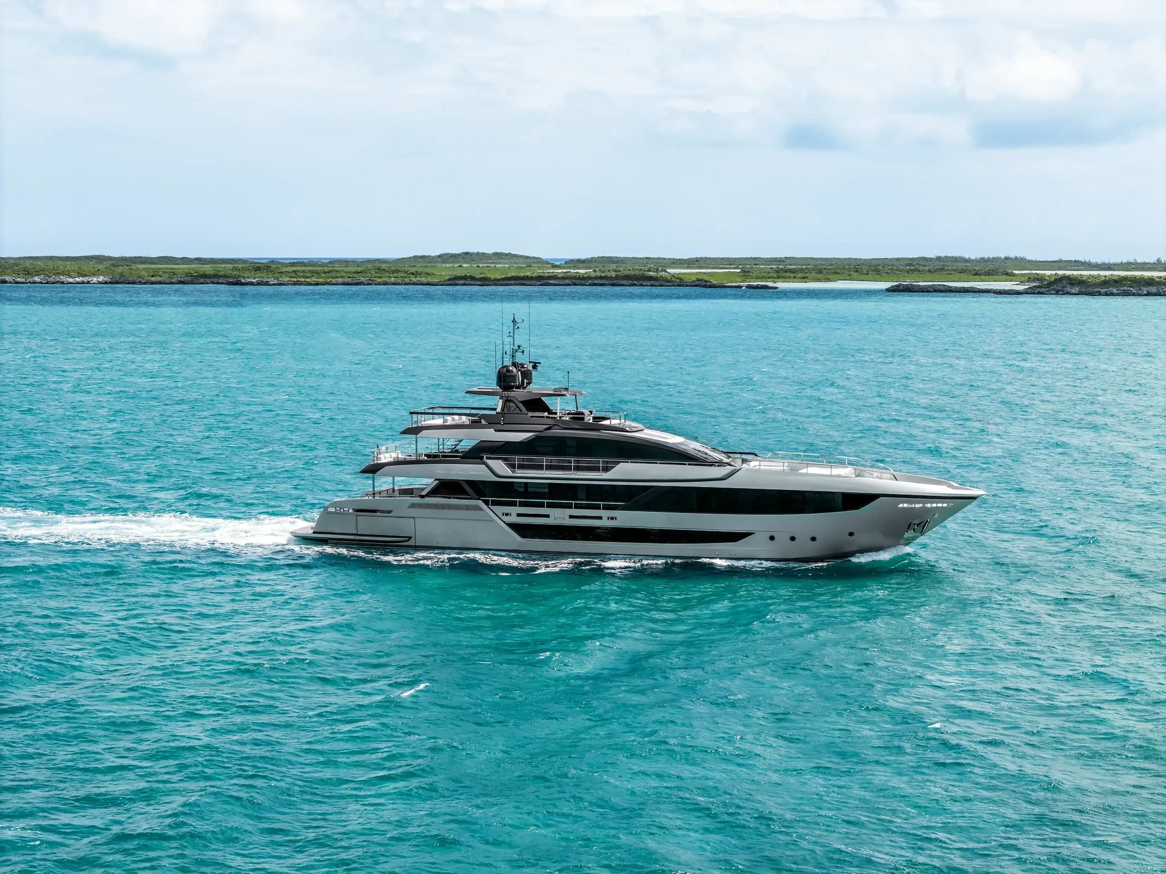 Riva 130' Bellissima, luxe jacht vaart op zee