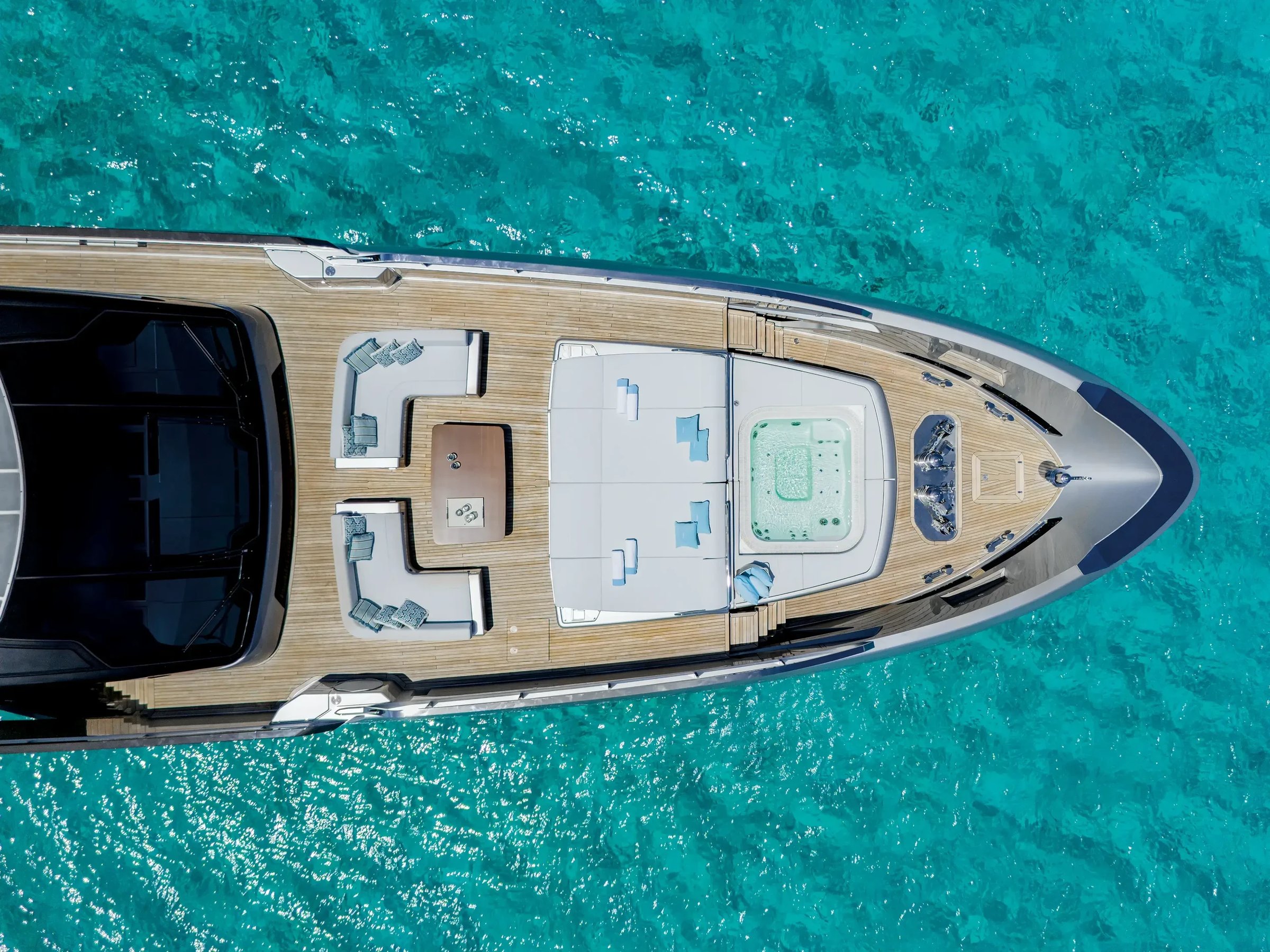 Riva 130' Bellissima, voordek jacht met jacuzzi vanuit lucht