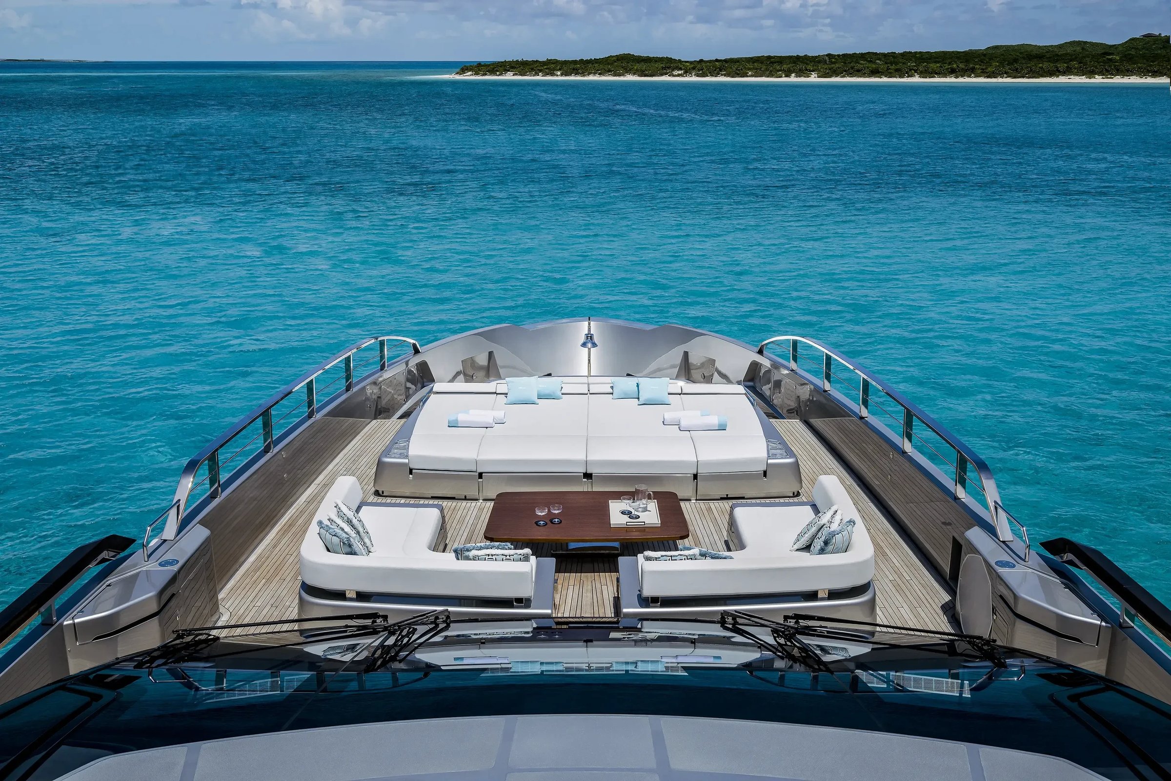 Riva 130' Bellissima, voordek met loungebanken en zicht op zee