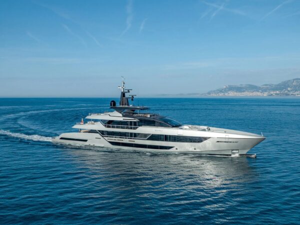 Riva 54METRI, luxe jacht varend op zee