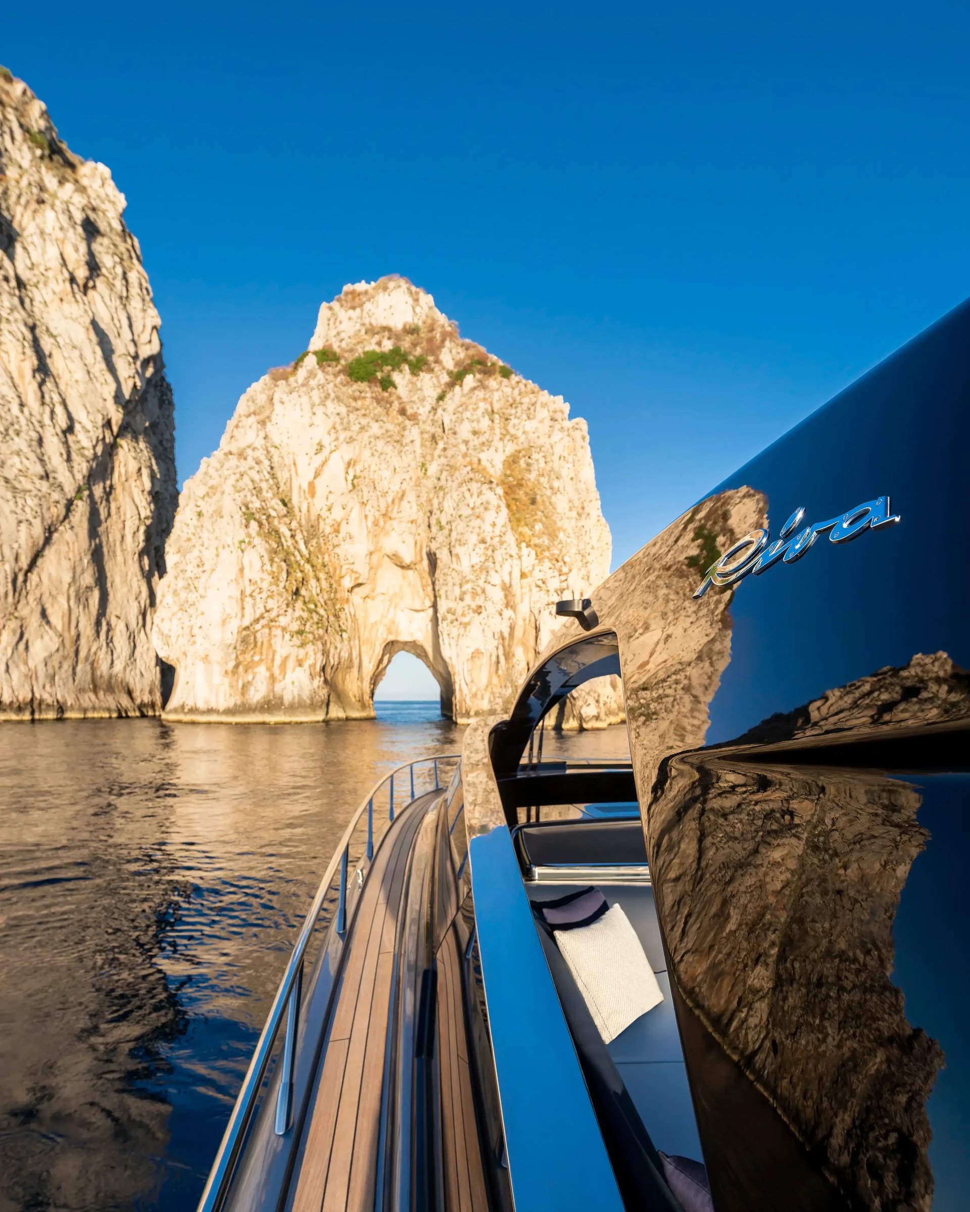 Riva 58' Capri New, boot bij rotsformatie zee