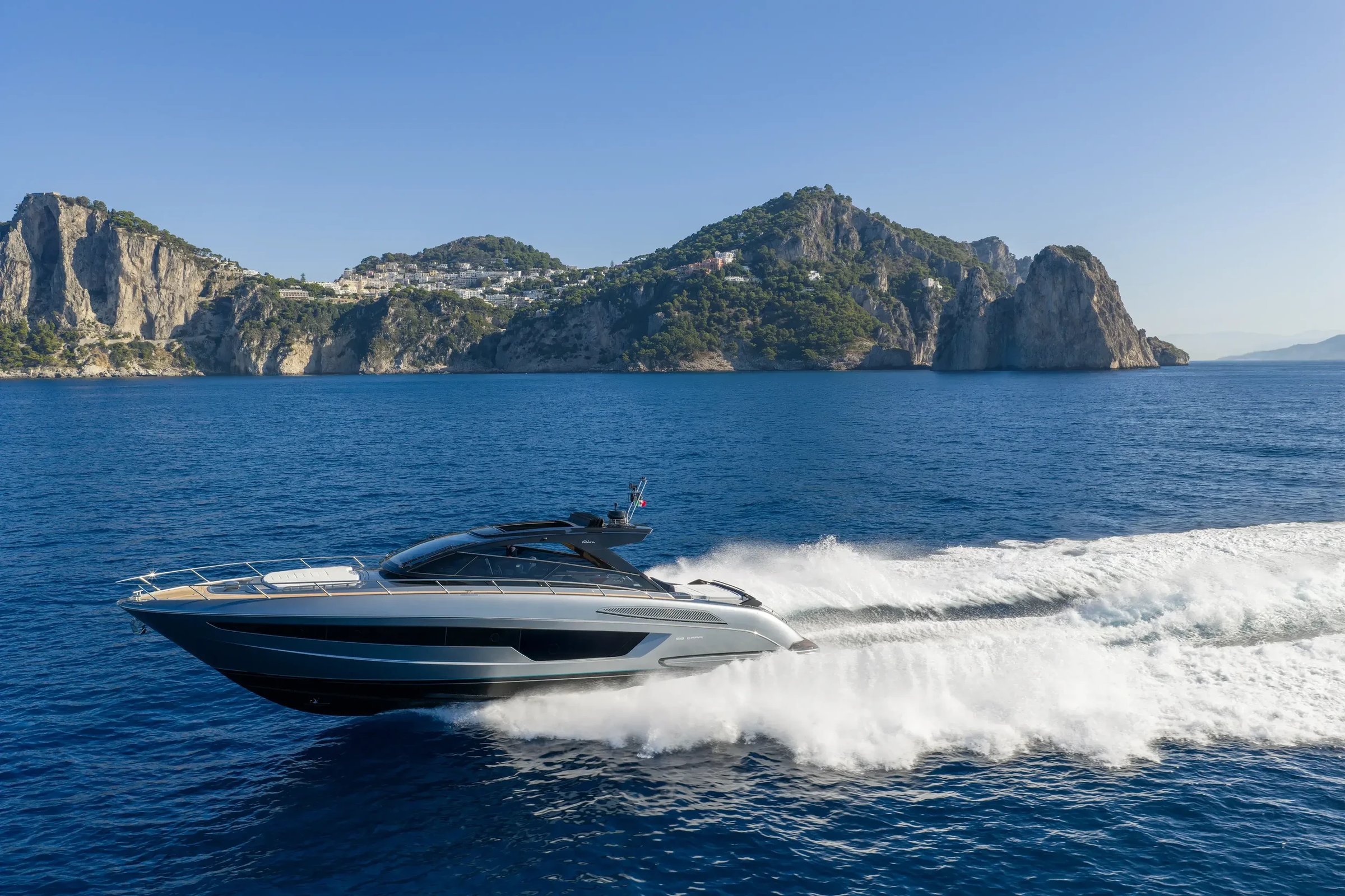 Riva 58' Capri New, boot varend voor kustlijn
