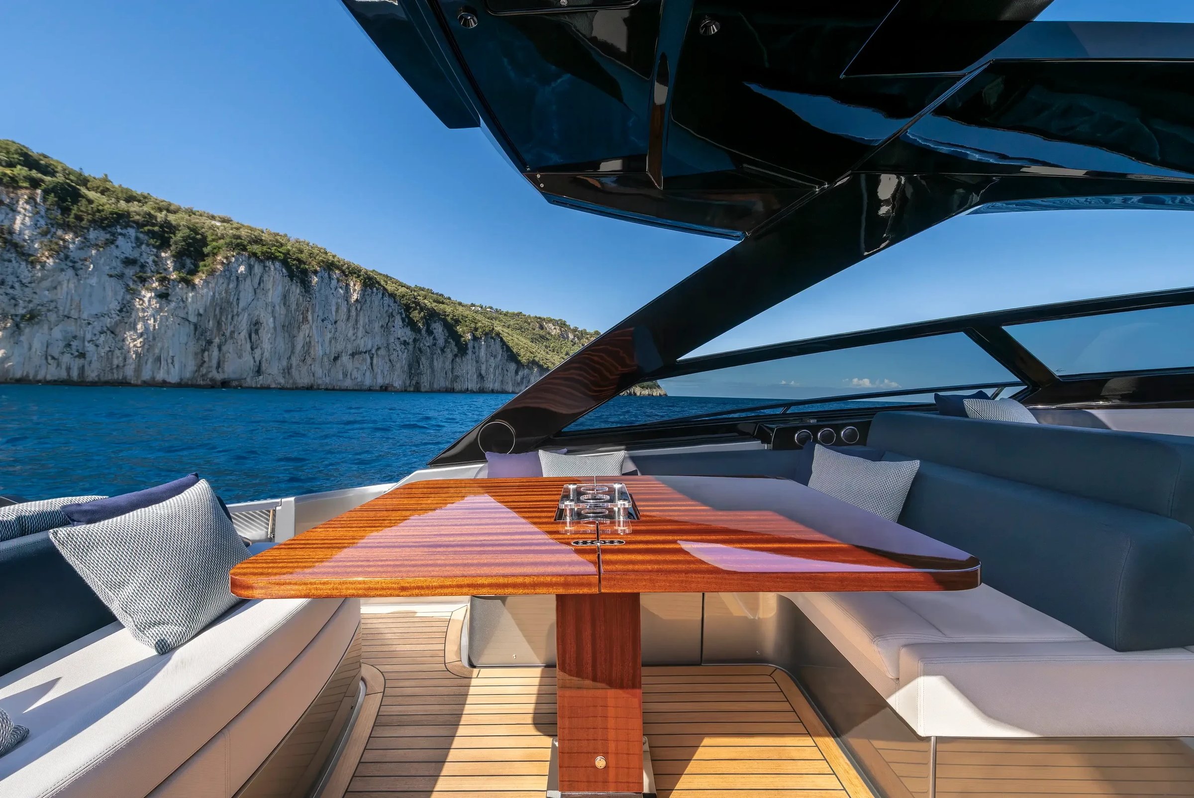 Riva 58' Capri New, dek met houten tafel