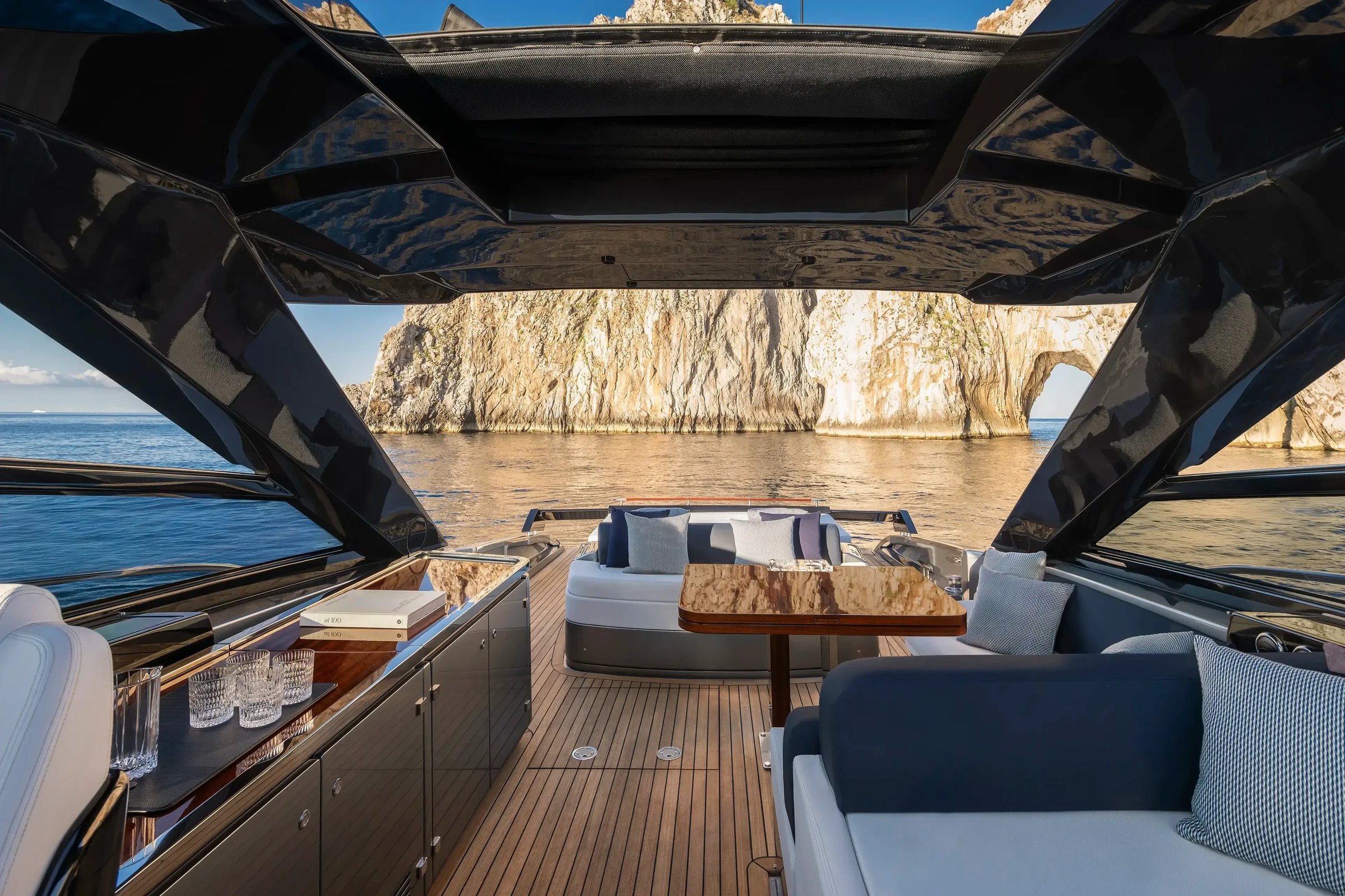 Riva 58' Capri New, dekzitje met tafel uitzicht rotsen