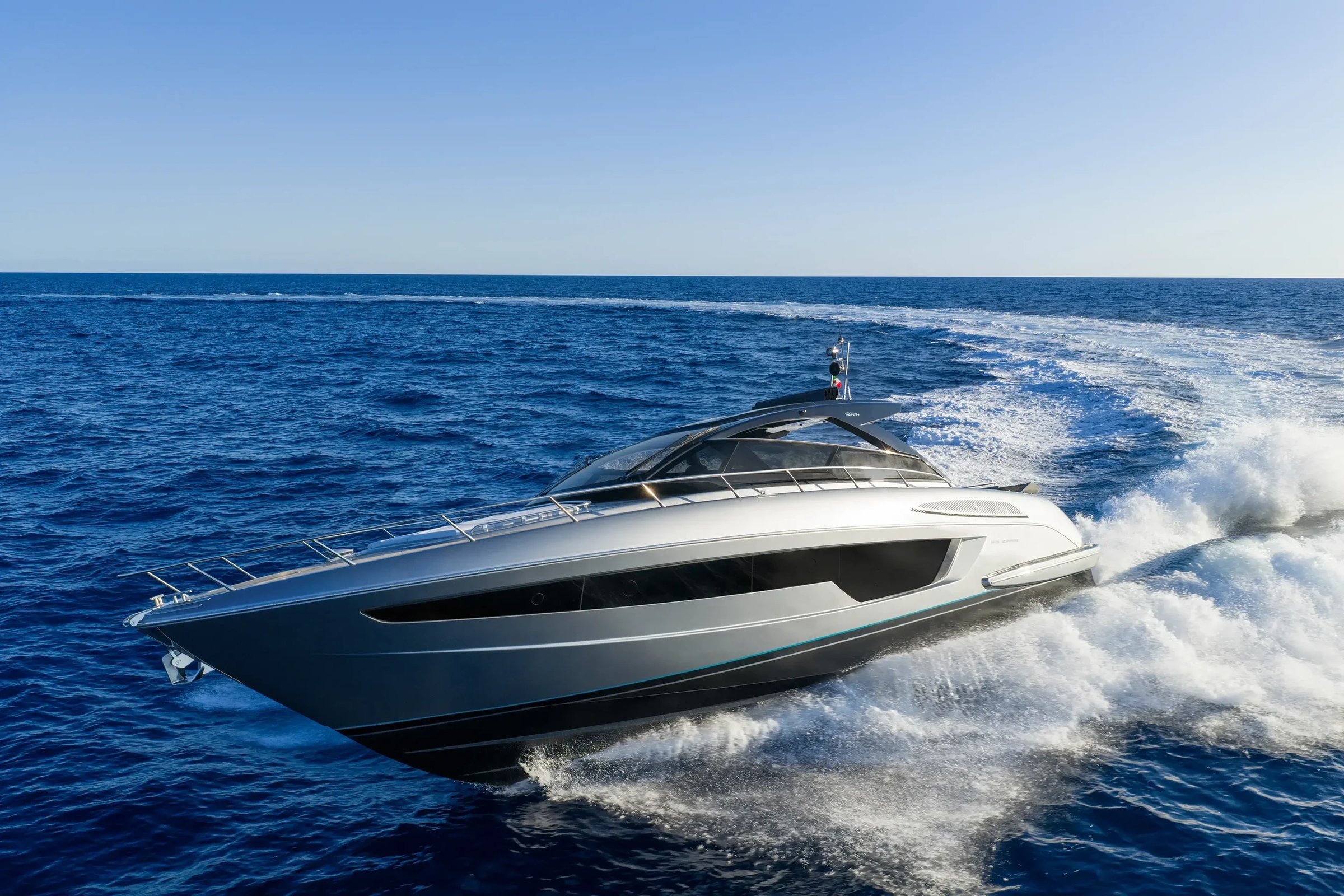 Riva 58' Capri New, jacht vaart snel over zee