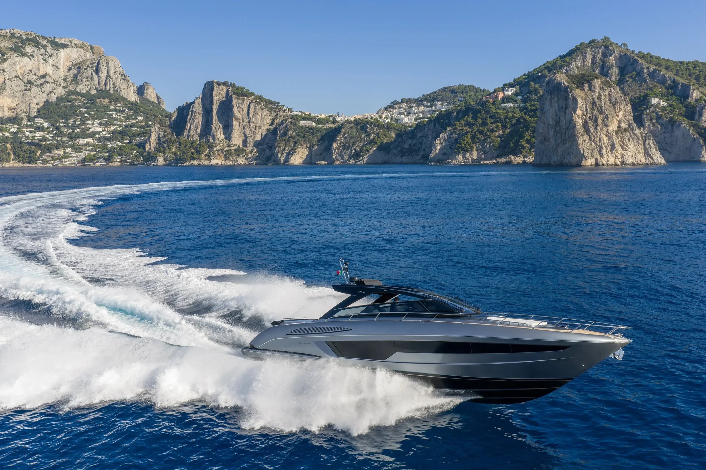 Riva 58' Capri New, jacht vaart snel voor kustlijn