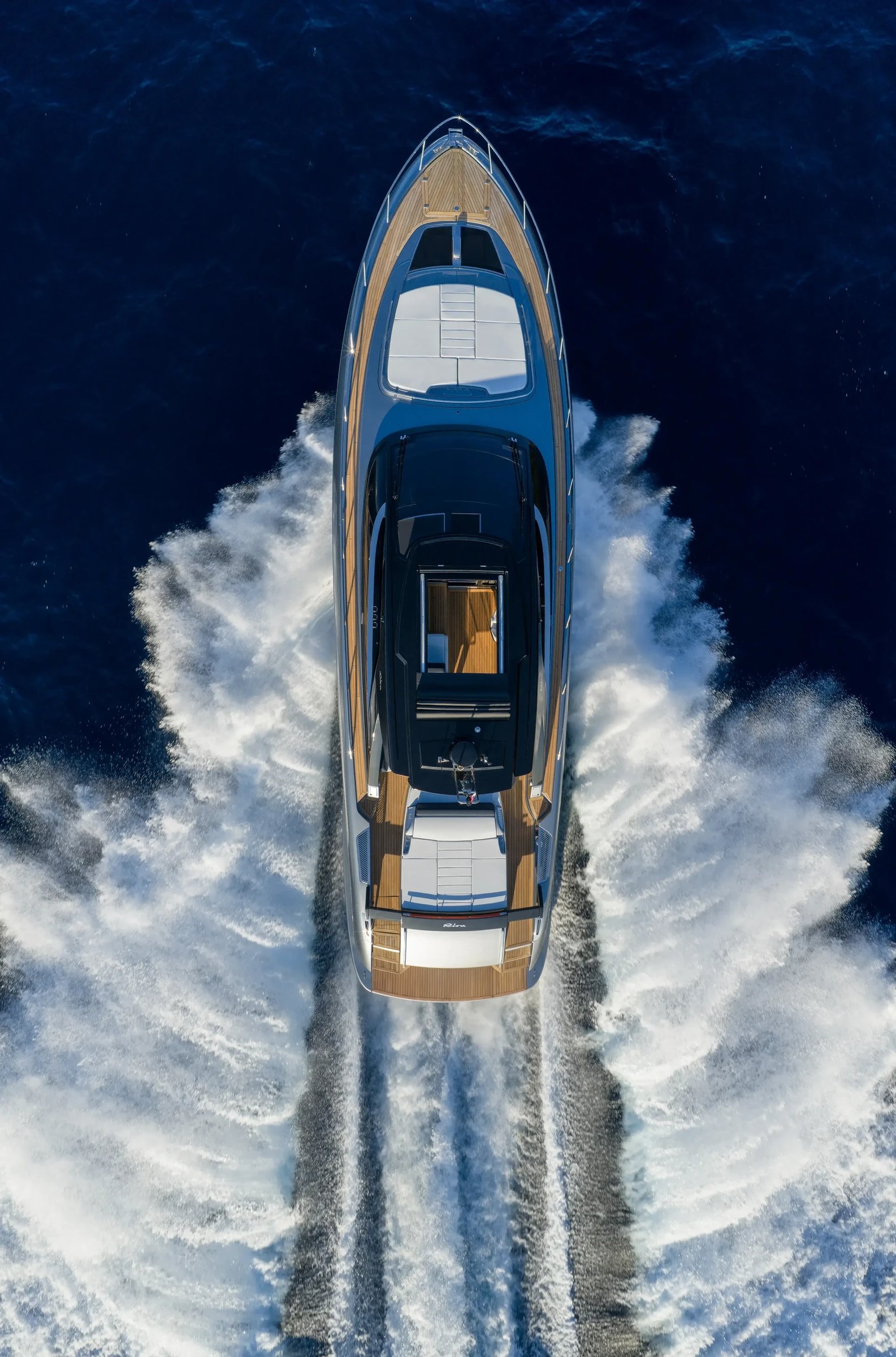 Riva 58' Capri New, jacht varend met schuimend kielzog