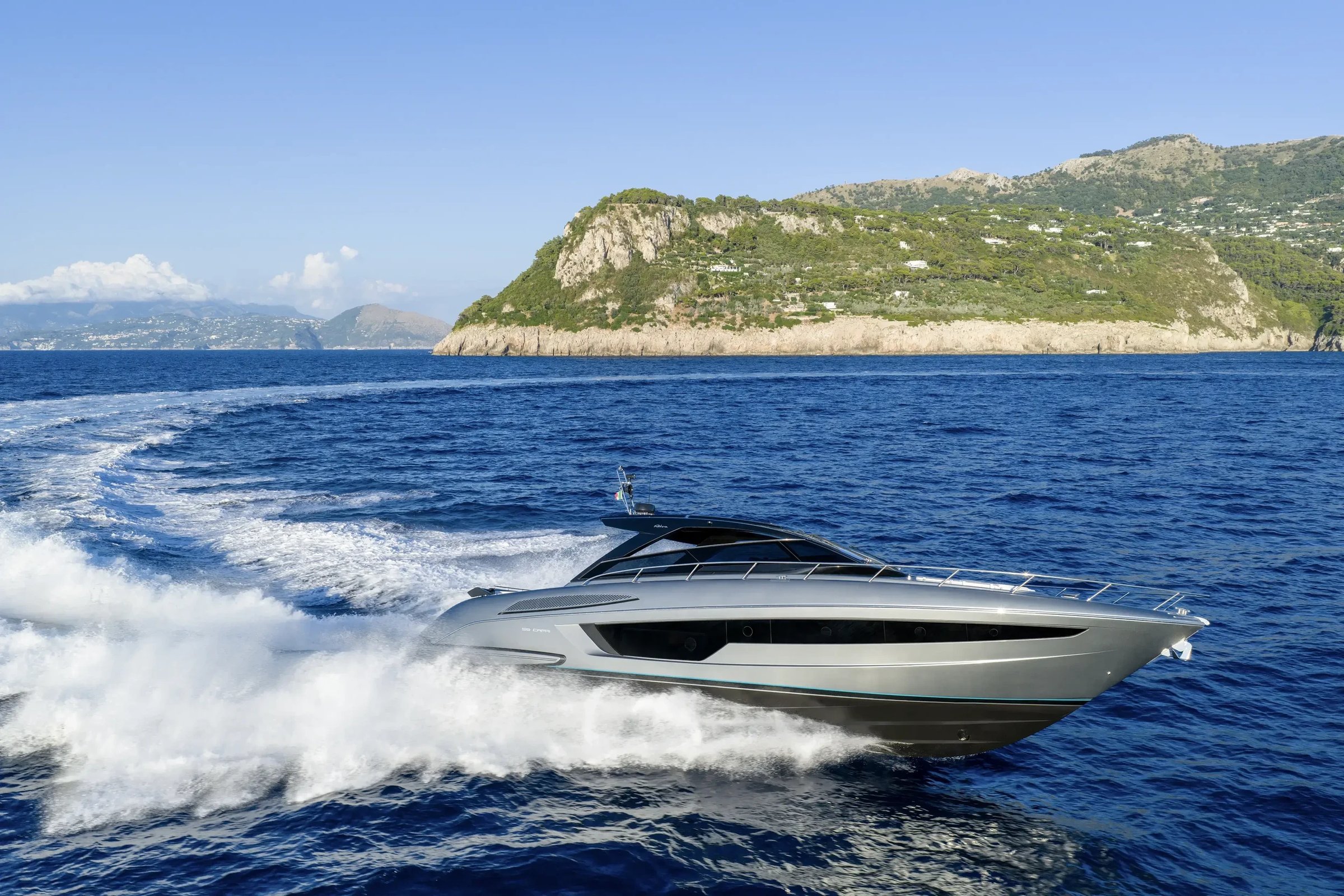 Riva 58' Capri New, jacht varend op zee