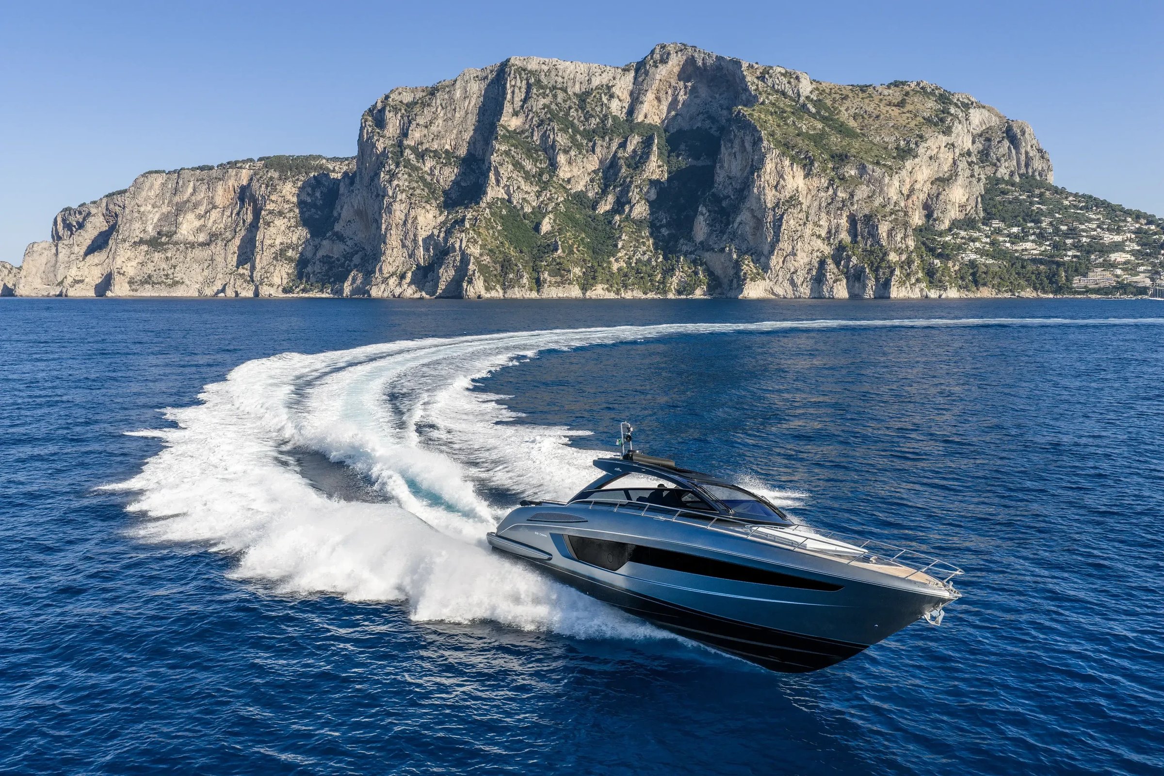 Riva 58' Capri New, jacht varend voor kliffen