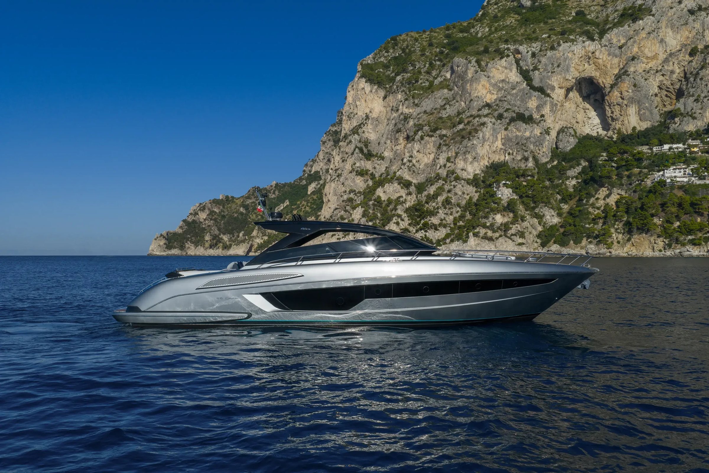 Riva 58' Capri New, jacht voor anker bij kust
