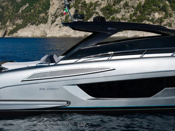Riva 58' Capri New, jacht voor rotsachtige kustlijn