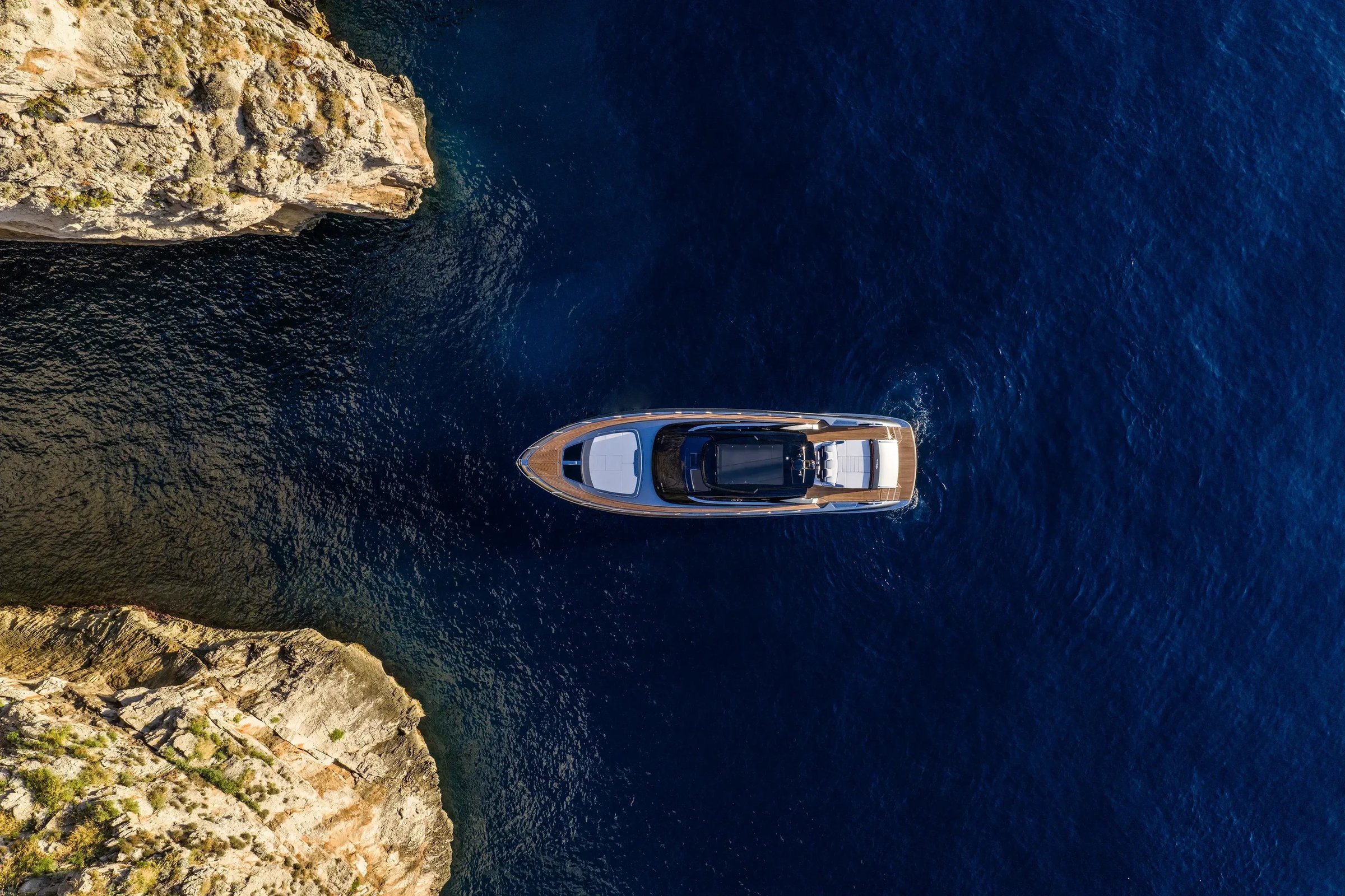 Riva 58' Capri New, luchtfoto boot tussen kliffen