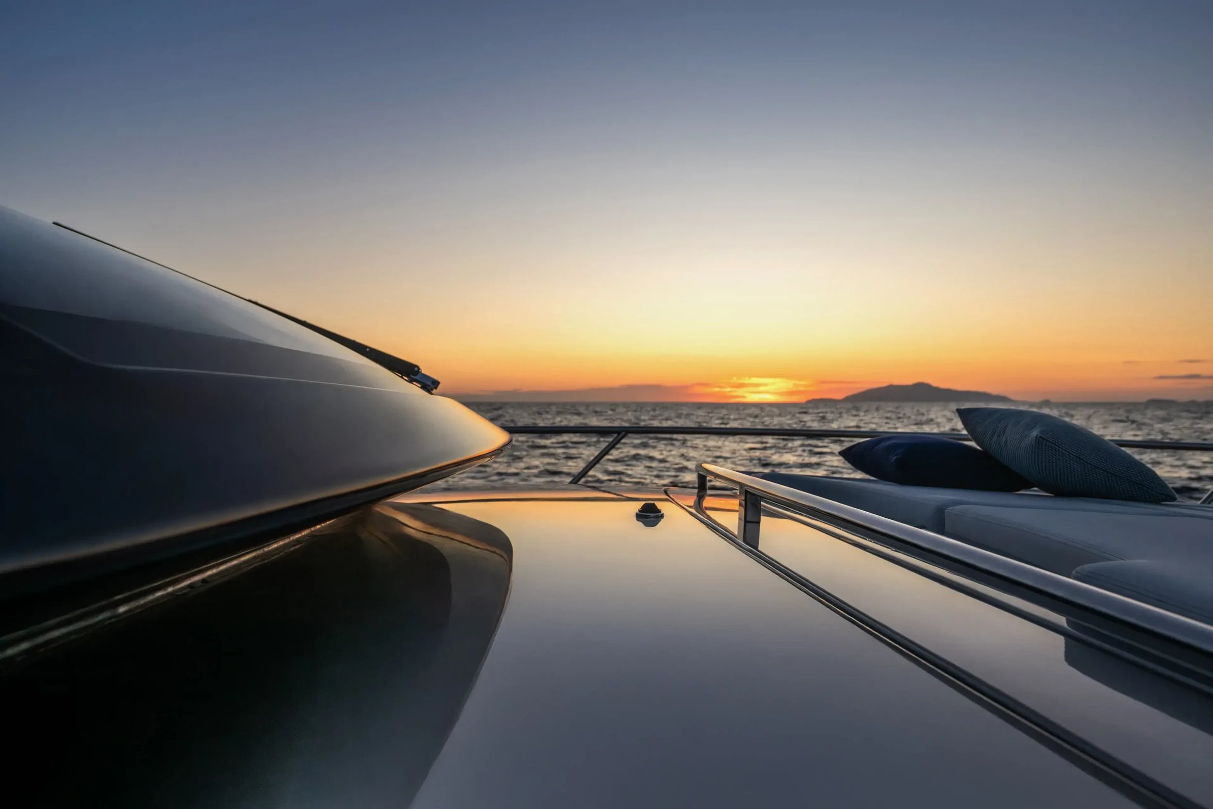 Riva 58' Capri New, voordek boot bij zonsondergang