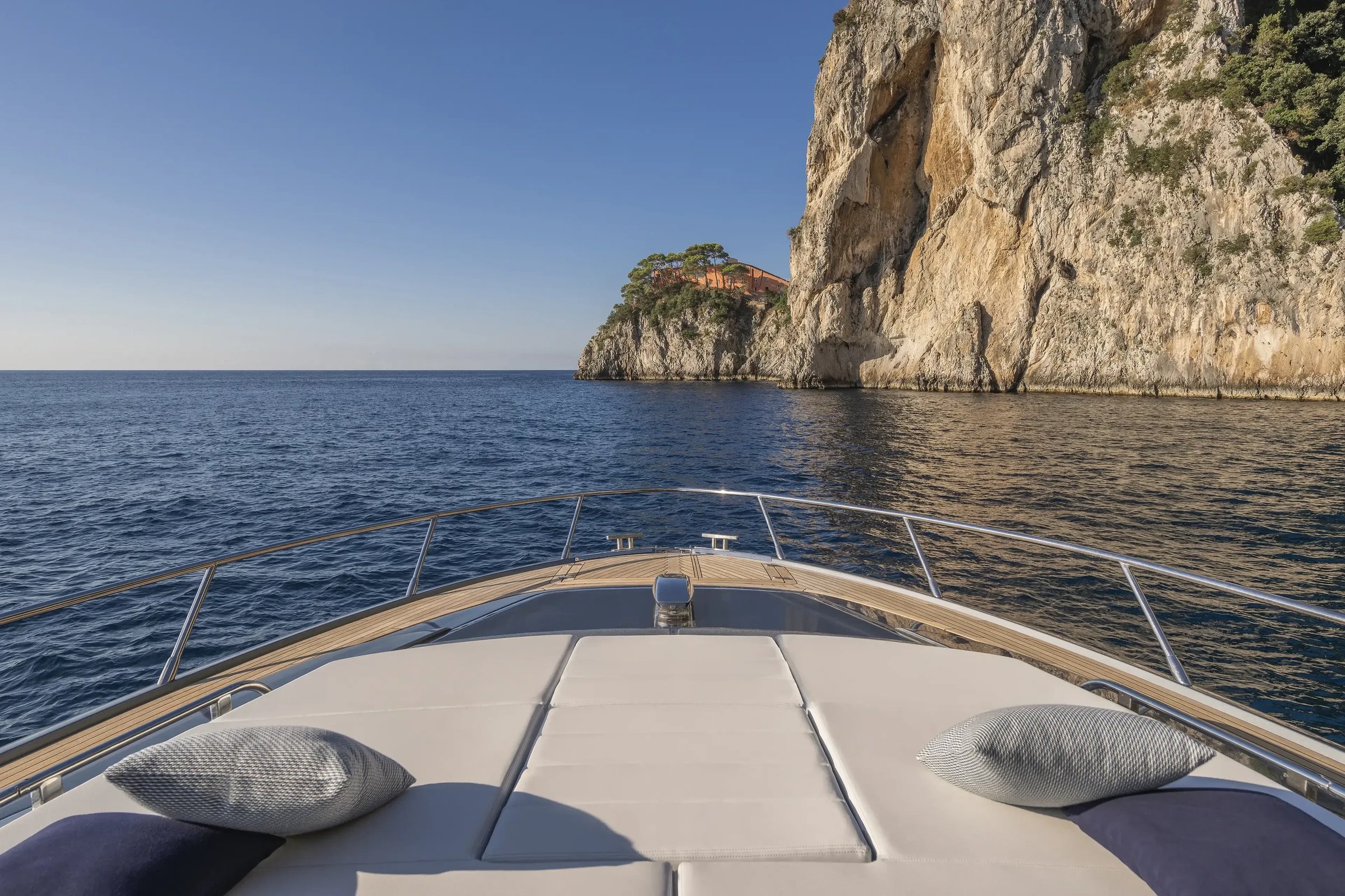 Riva 58' Capri New, voordek met kussens en kust