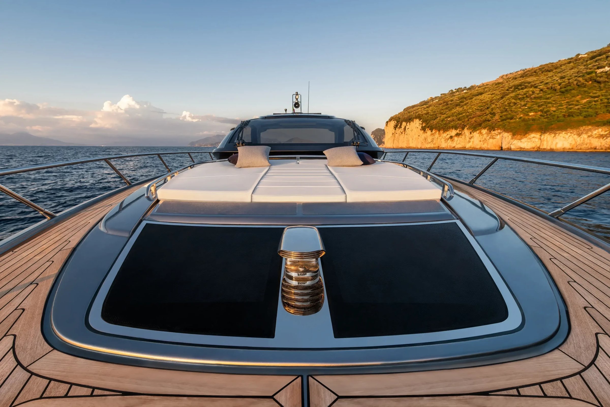 Riva 58' Capri New, voordek met ligkussens en zonneklep