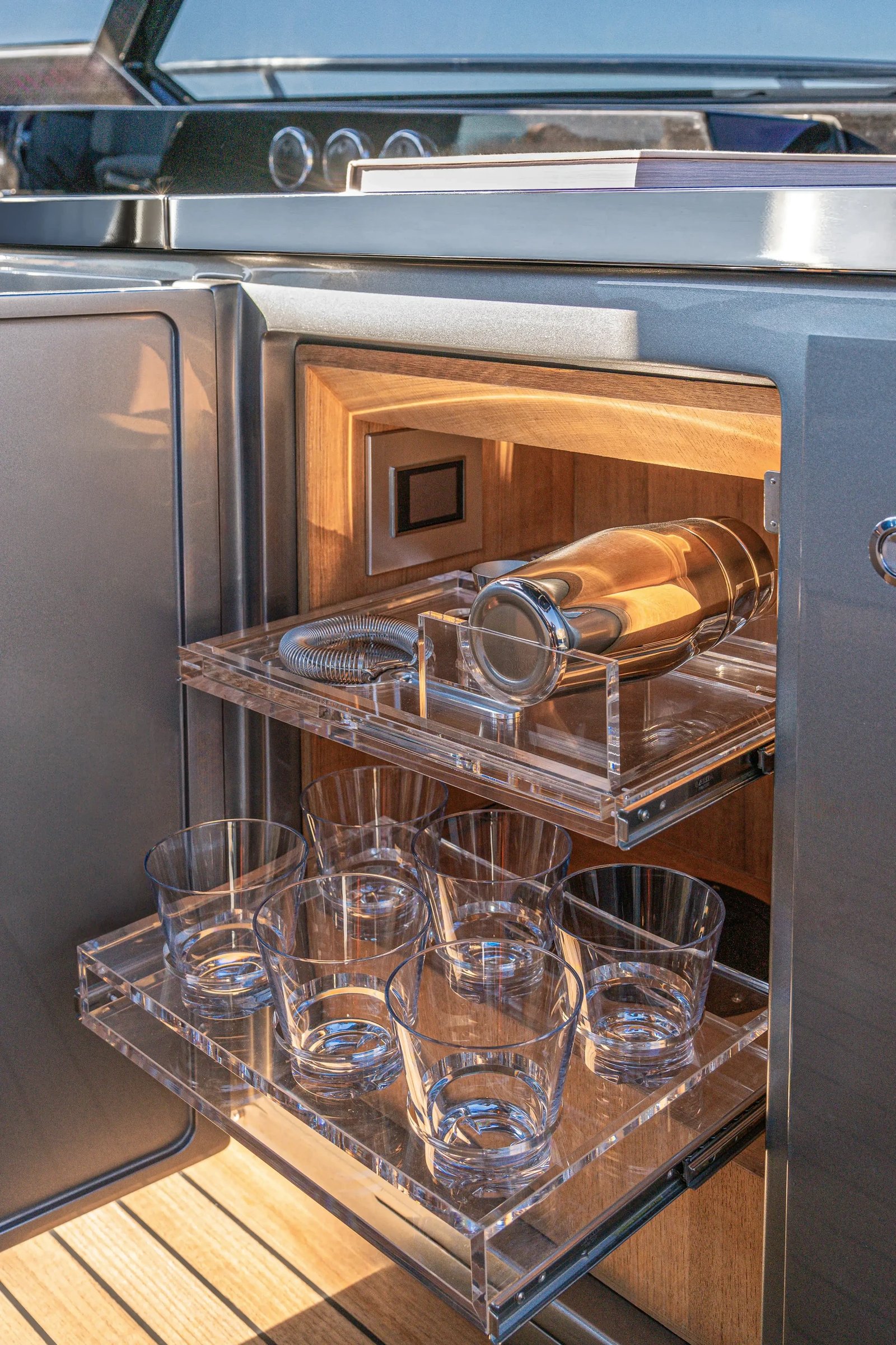 Riva 58' Capri New, bar met glazen en shaker