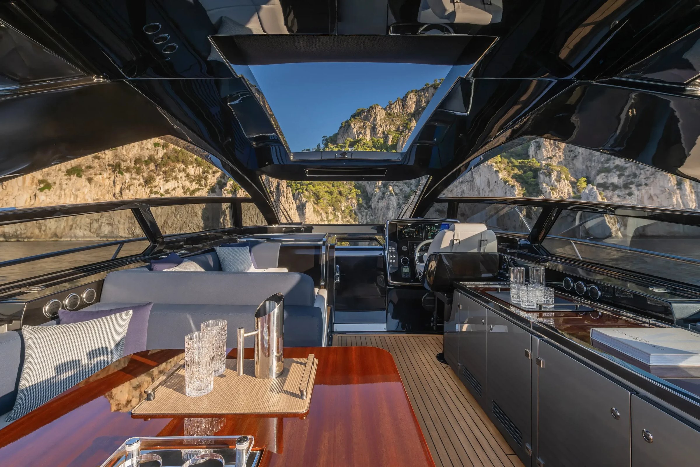 Riva 58' Capri New, stuurstand met lounge en tafel