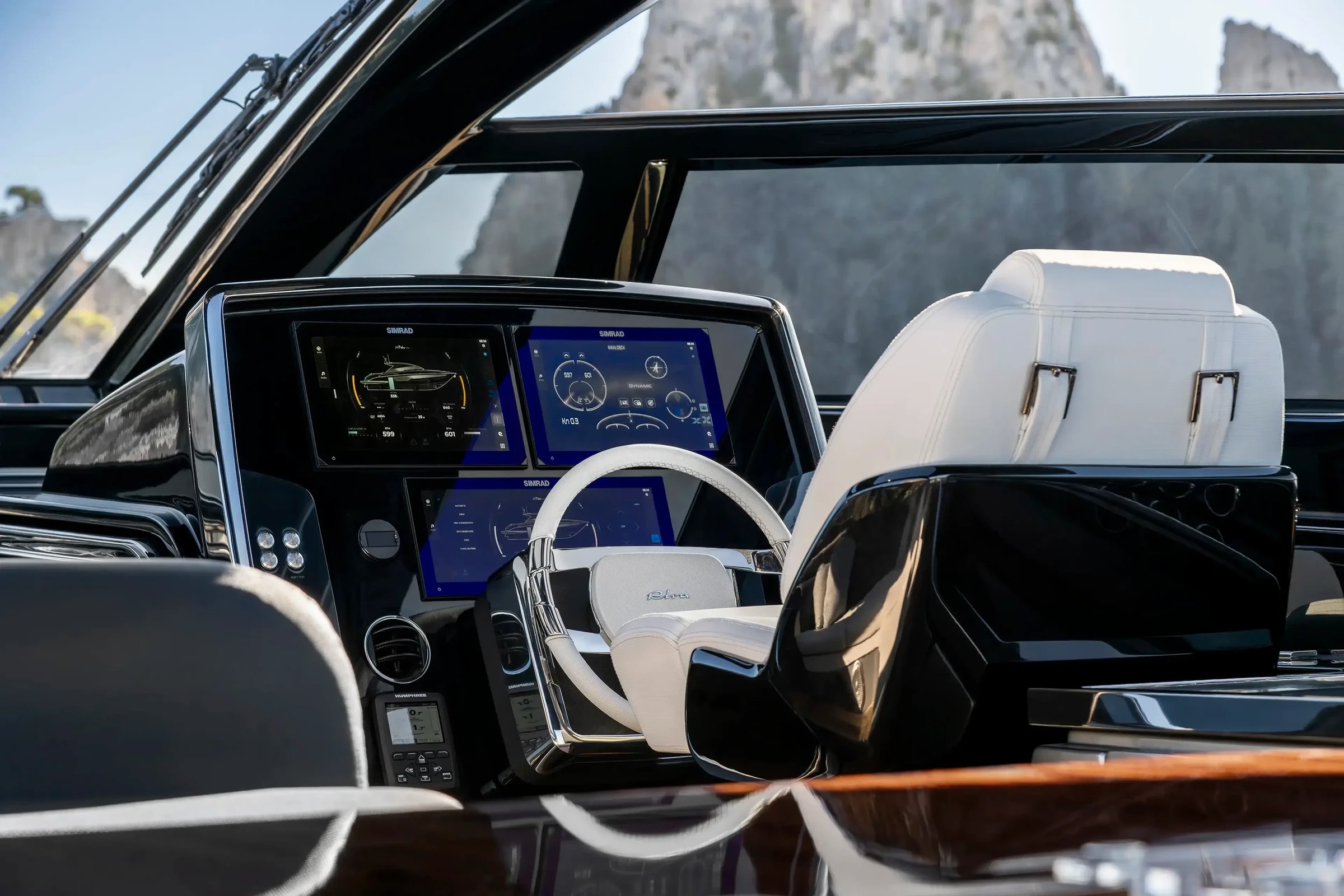 Riva 58' Capri New, stuurstand met navigatieschermen en stoelen