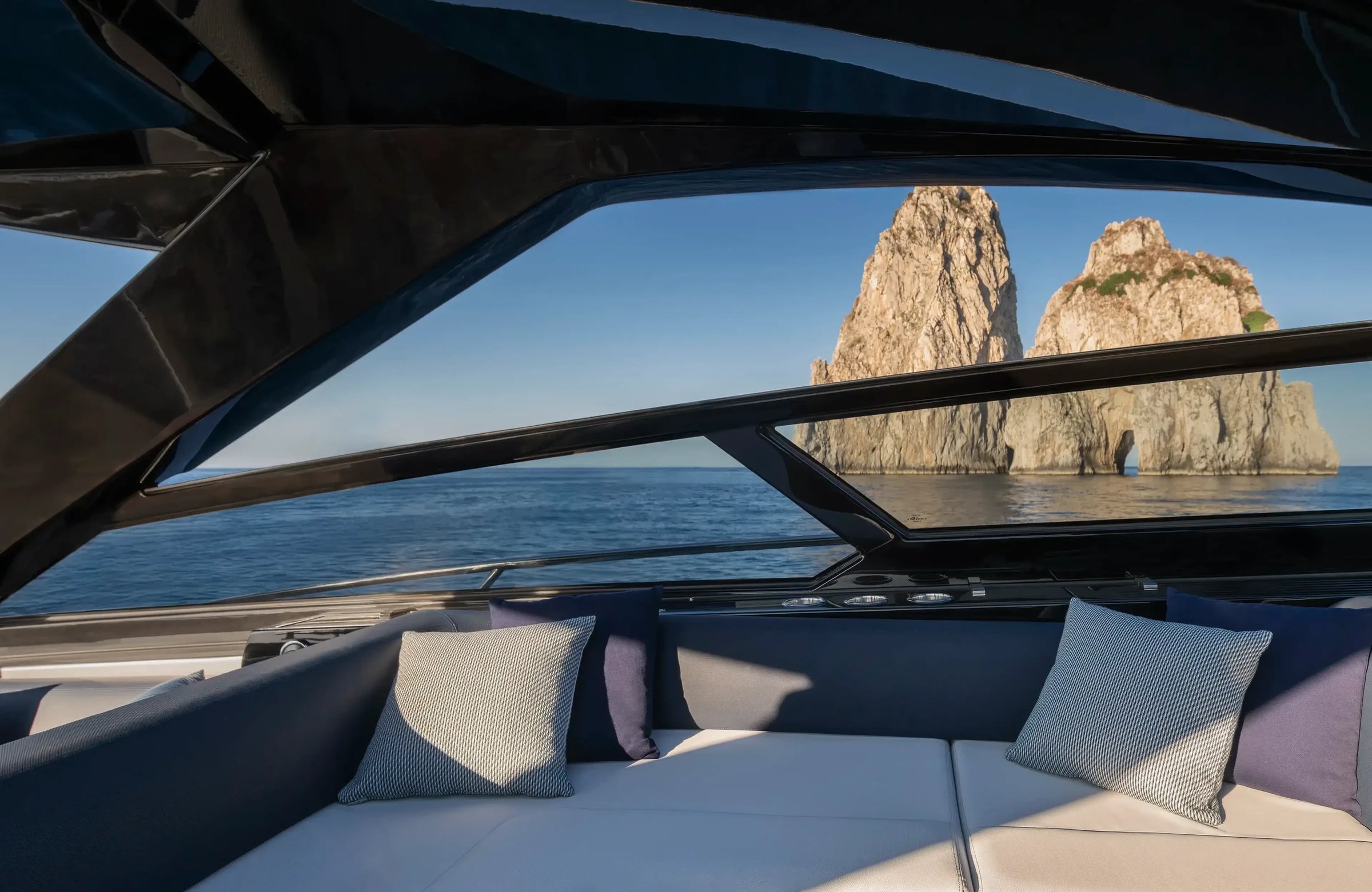 Riva 58' Capri New, zitbank met uitzicht op rotsen