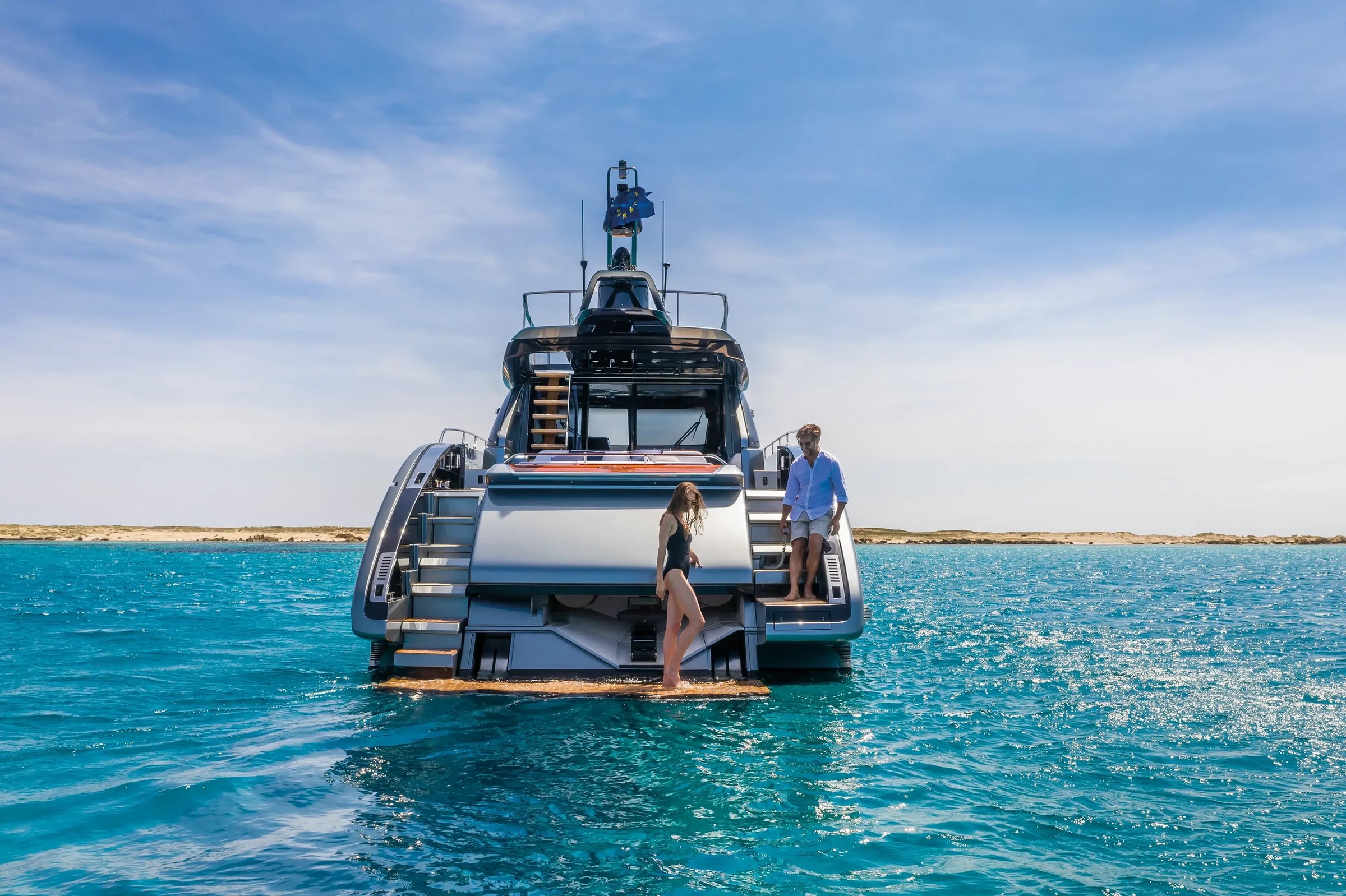 Riva 66' Ribelle, achtersteven jacht met zwemplatform